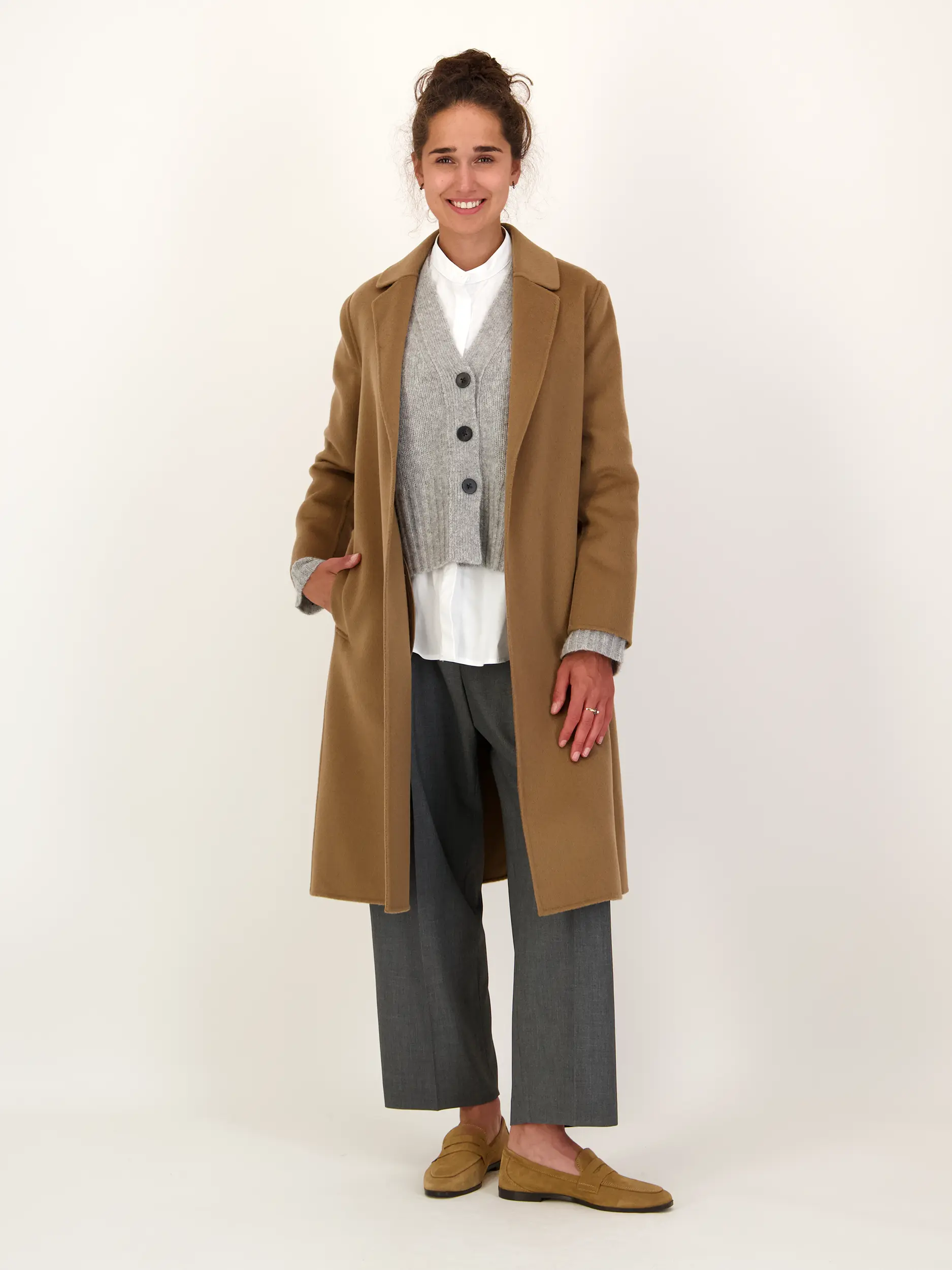 Bundfaltenhose 'Sloanne' - Artikel Teil eines Outfits getragen von einem Modell - Farbe: Grau