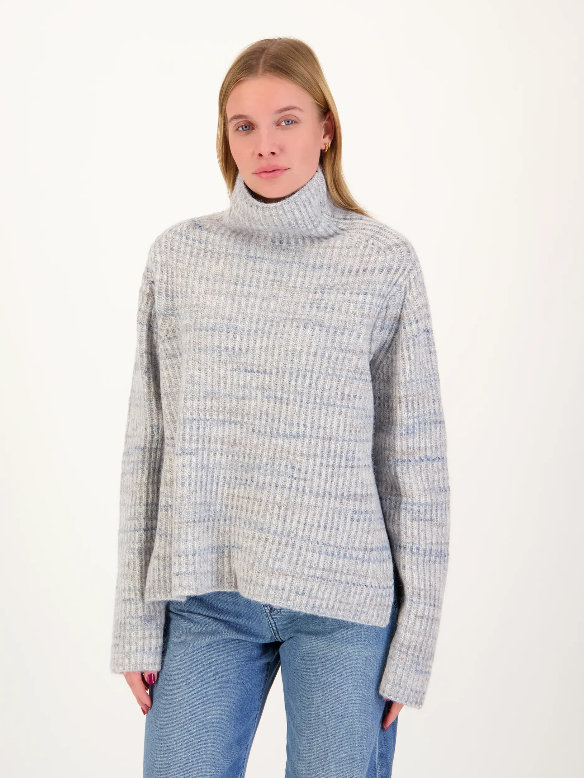 Pullover 'Varisa' aus Wolle langarm - Artikel Vorderseite getragen von einem Modell - Farbe: Blau