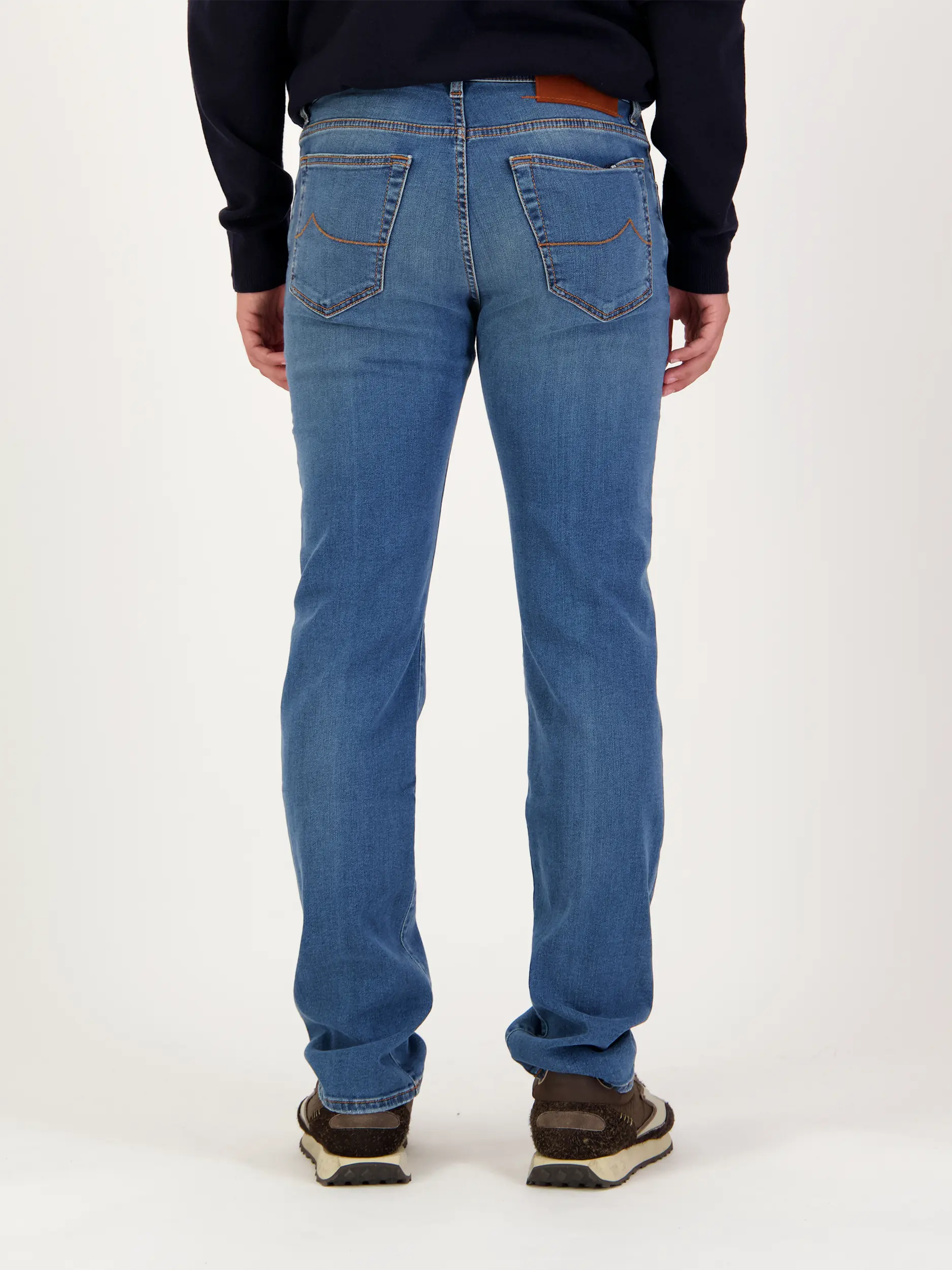 Mid Rise Slim Fit Jeans 'Bard' - Artikel Rückseite getragen von einem Modell - Farbe: Blau