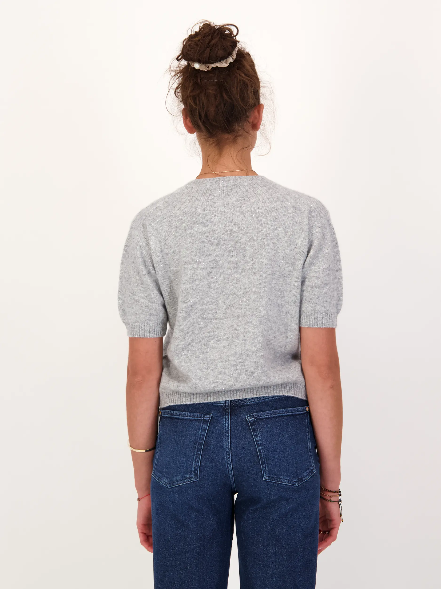 Pullover aus Kaschmir kurzarm - Artikel Rückseite getragen von einem Modell - Farbe: Grau