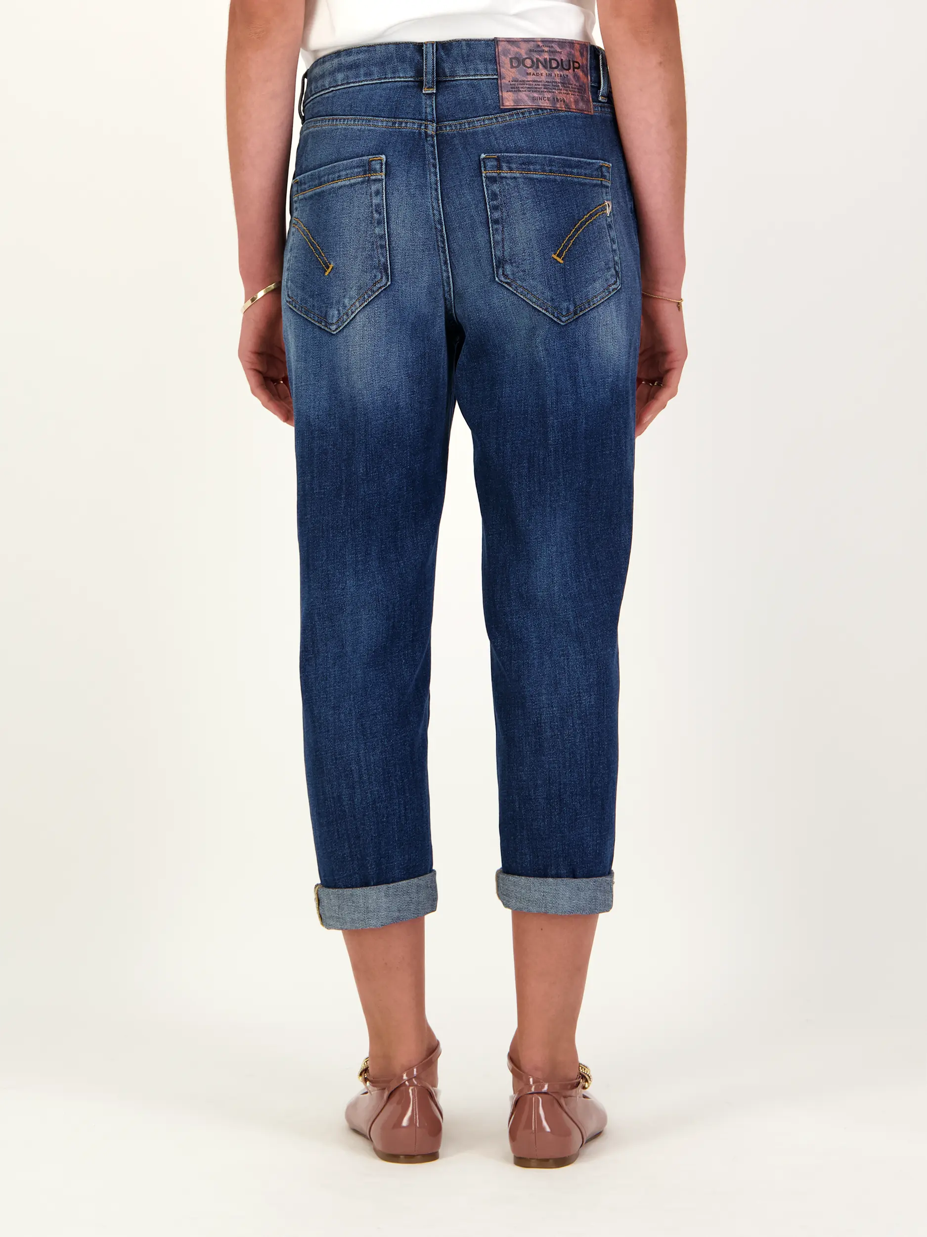 High Rise Loose Fit Jeans - Artikel Rückseite getragen von einem Modell