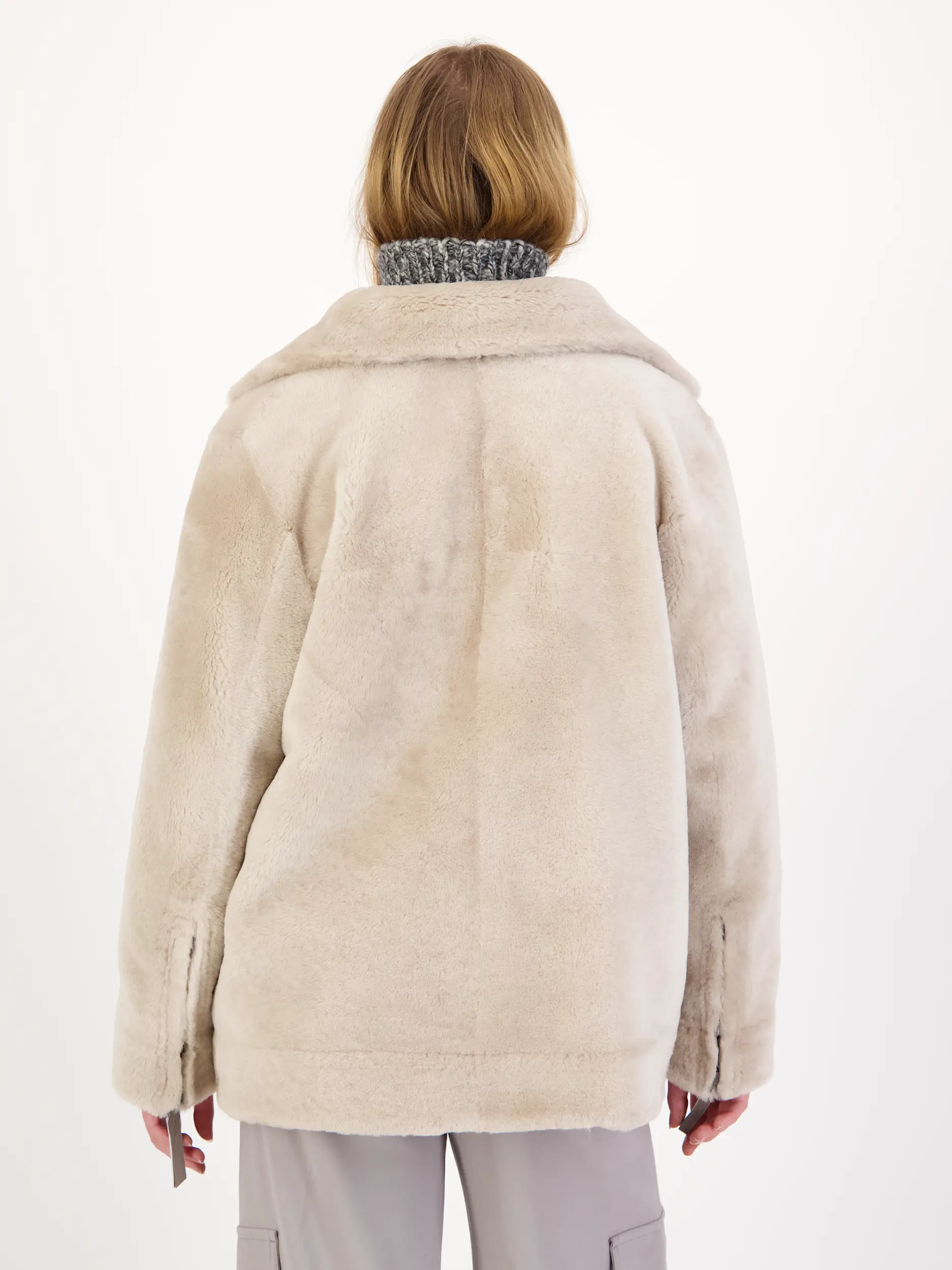Lammfelljacke 'Rider' - Artikel Rückseite getragen von einem Modell - Farbe: Grau