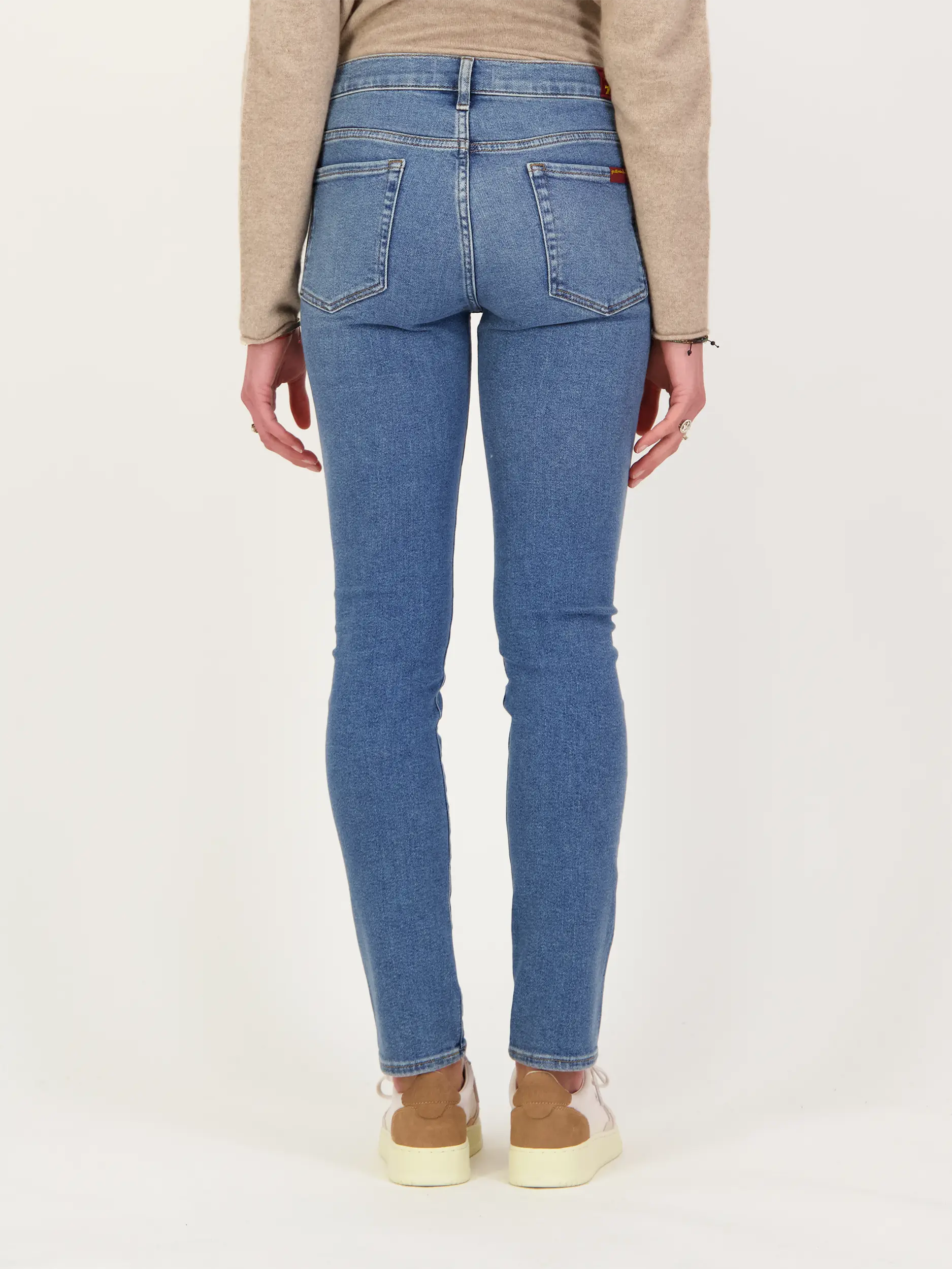 Mid Rise Slim Fit Jeans 'Roxanne' - Artikel Rückseite getragen von einem Modell - Farbe: Blau