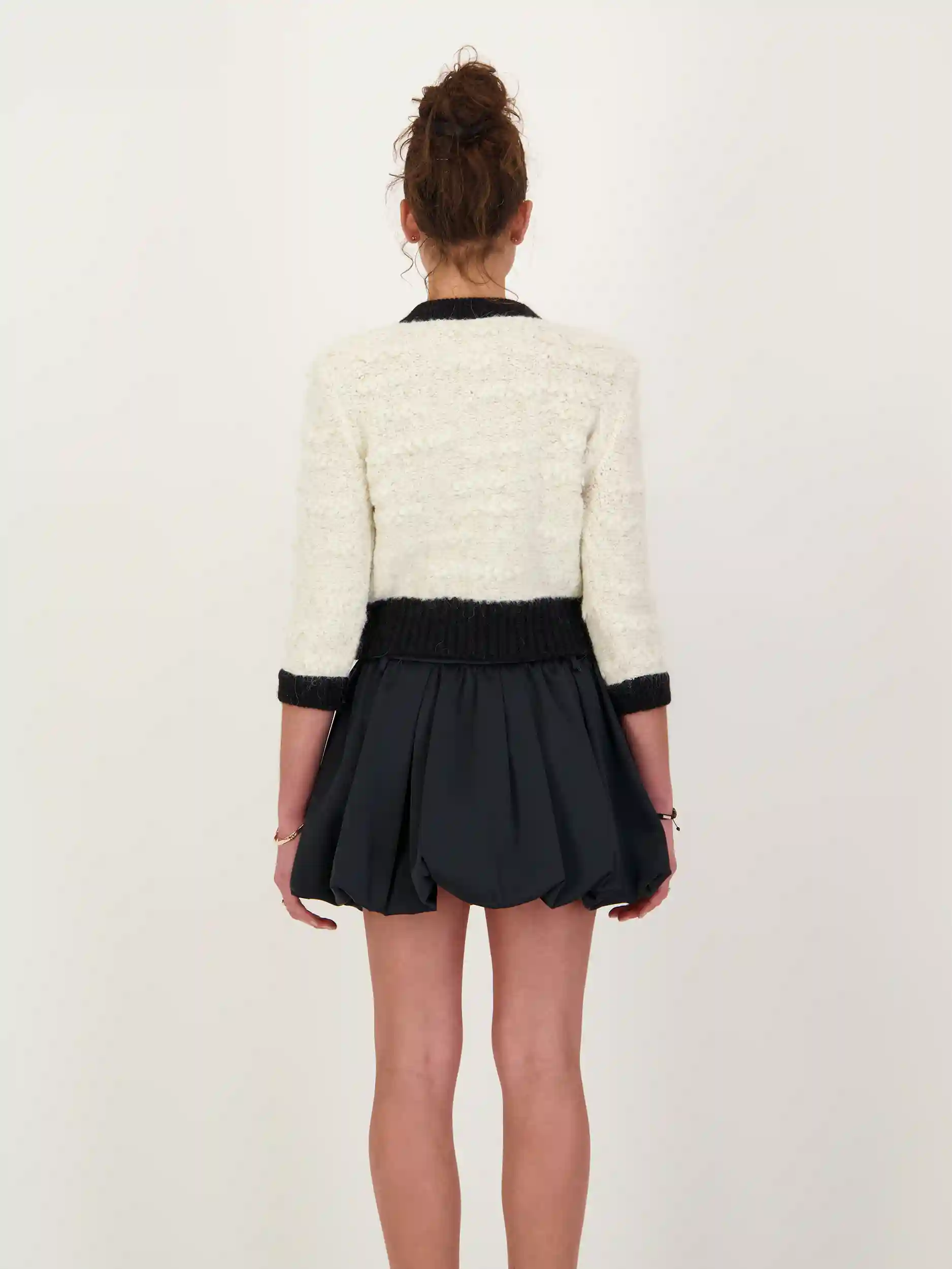 Minirock 'Layered Coolness' - Artikel Rückseite getragen von einem Modell - Farbe: Grau