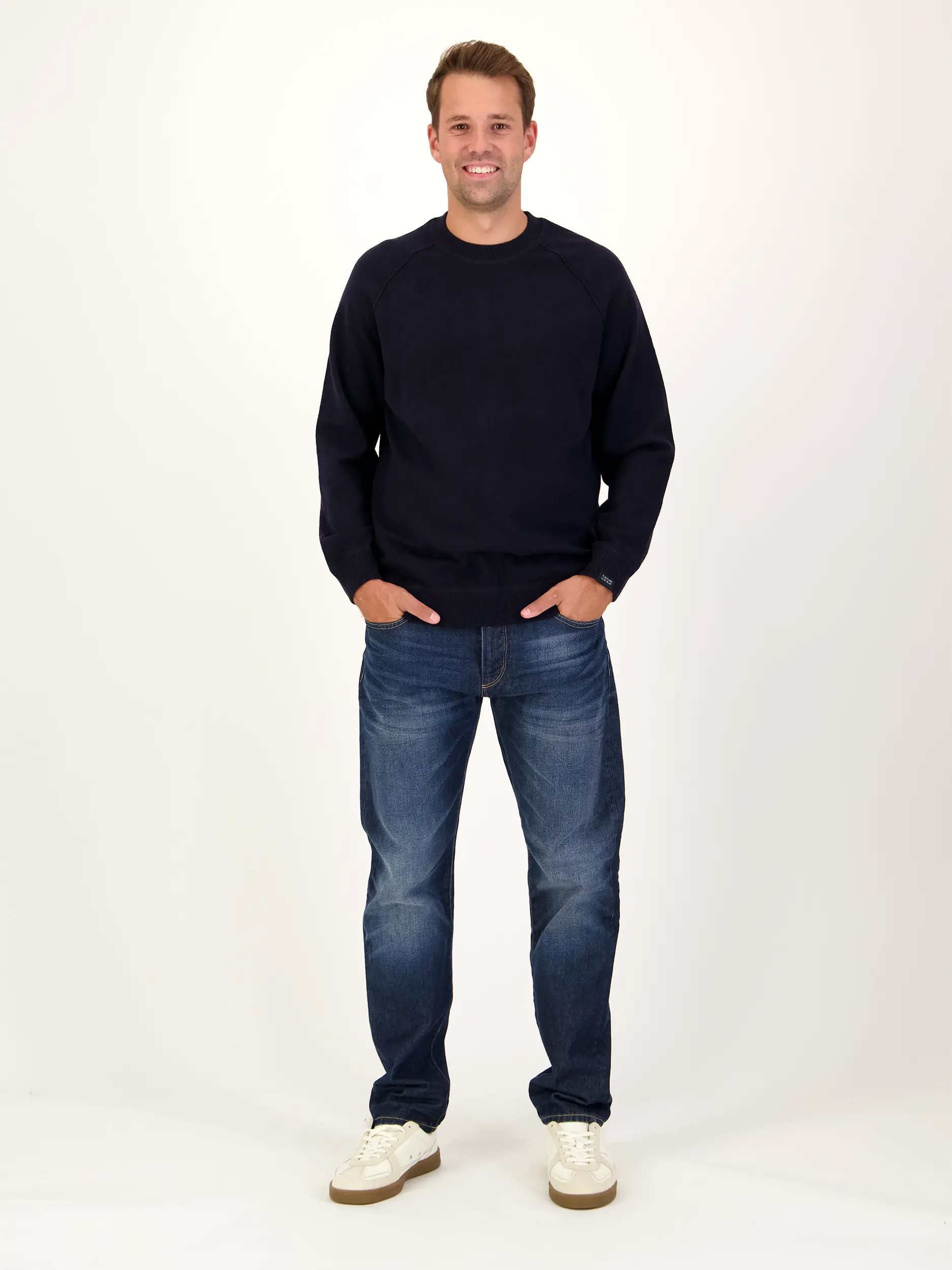 Mid Rise Straight Leg Jeans 'Stockton Straight' - Artikel Teil eines Outfits getragen von einem Modell - Farbe: Blau