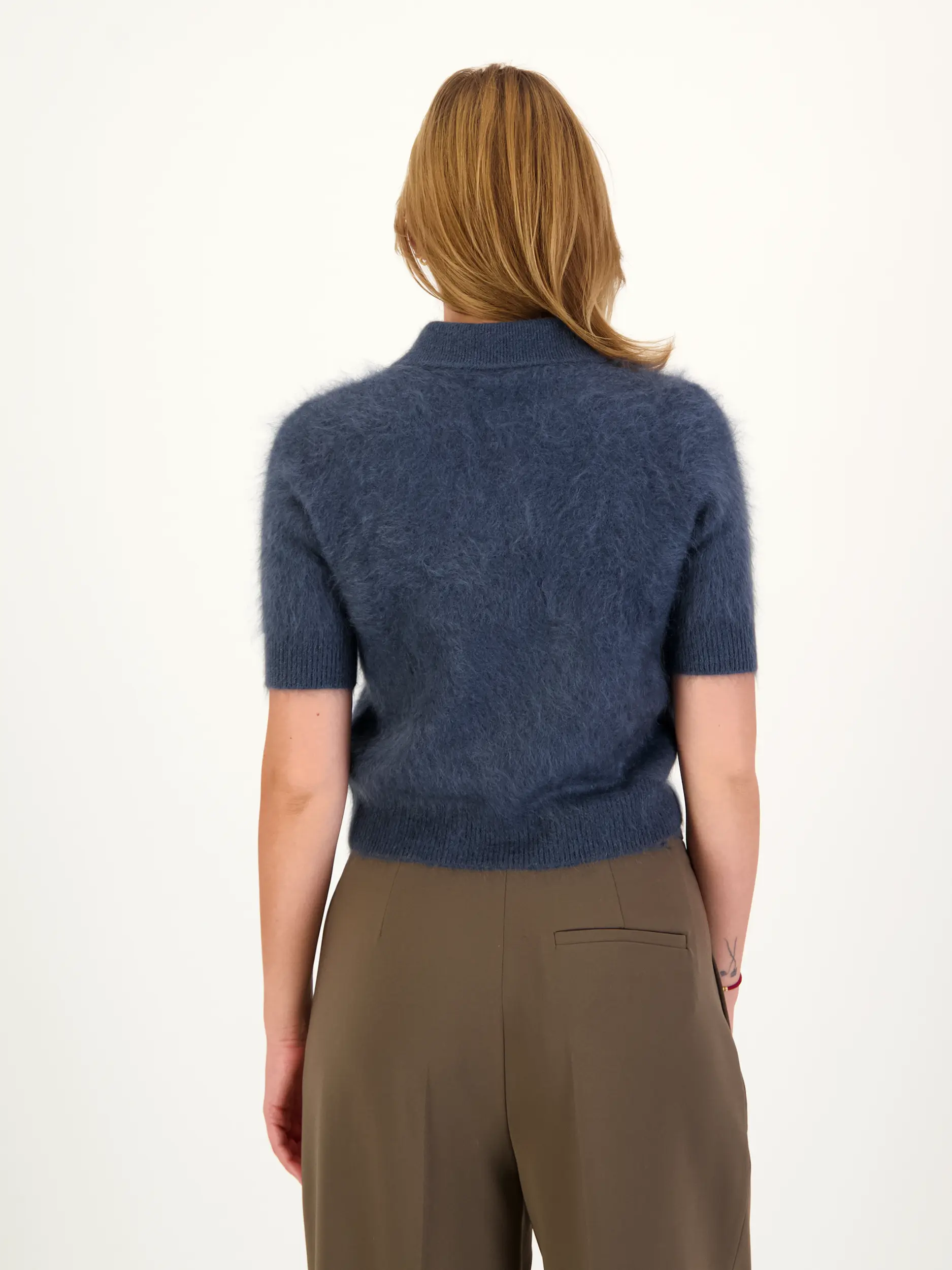 Pullover 'Carolyn' aus Kaschmir kurzarm - Artikel Rückseite getragen von einem Modell - Farbe: Blau