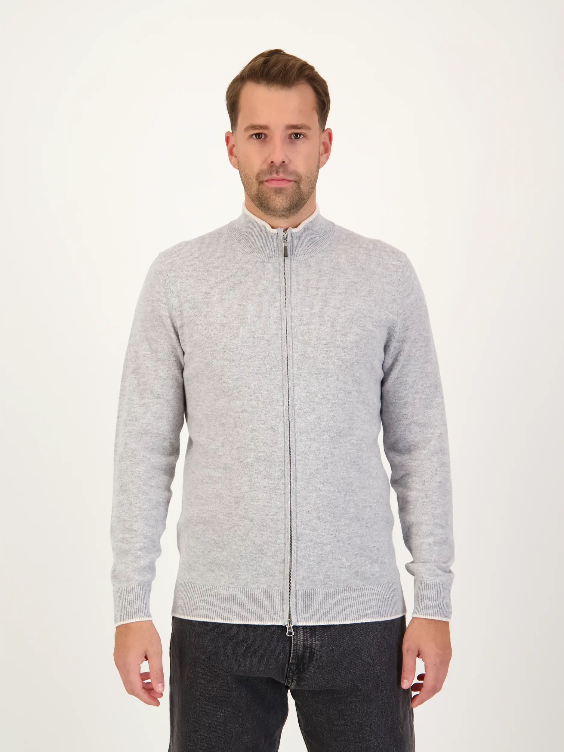 Strickjacke 'Cefalu' aus Merinowoll-Mix - Artikel Vorderseite getragen von einem Modell - Farbe: Grau