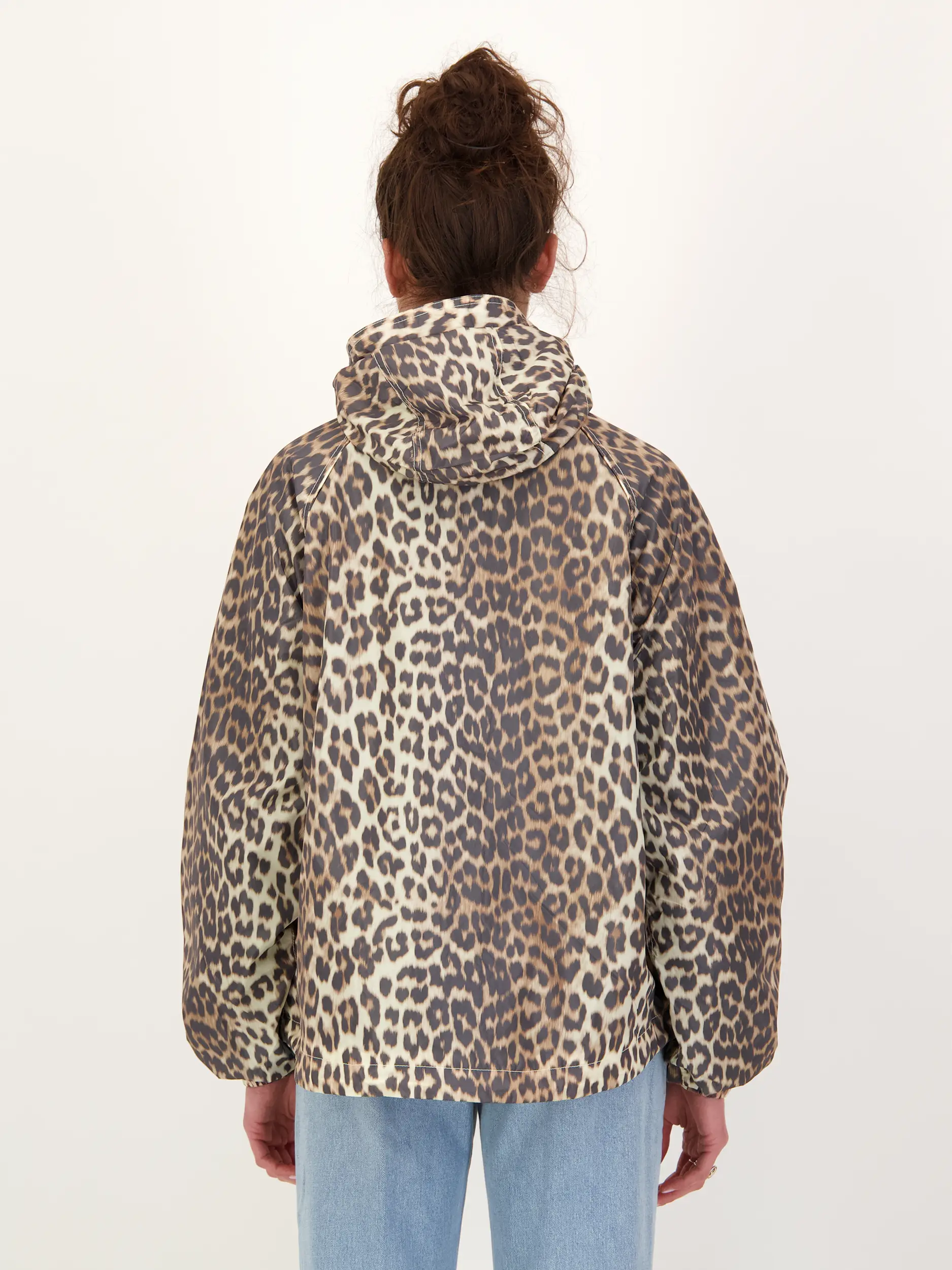 Jacke mit Leoprint - Artikel Rückseite getragen von einem Modell - Farbe: Braun