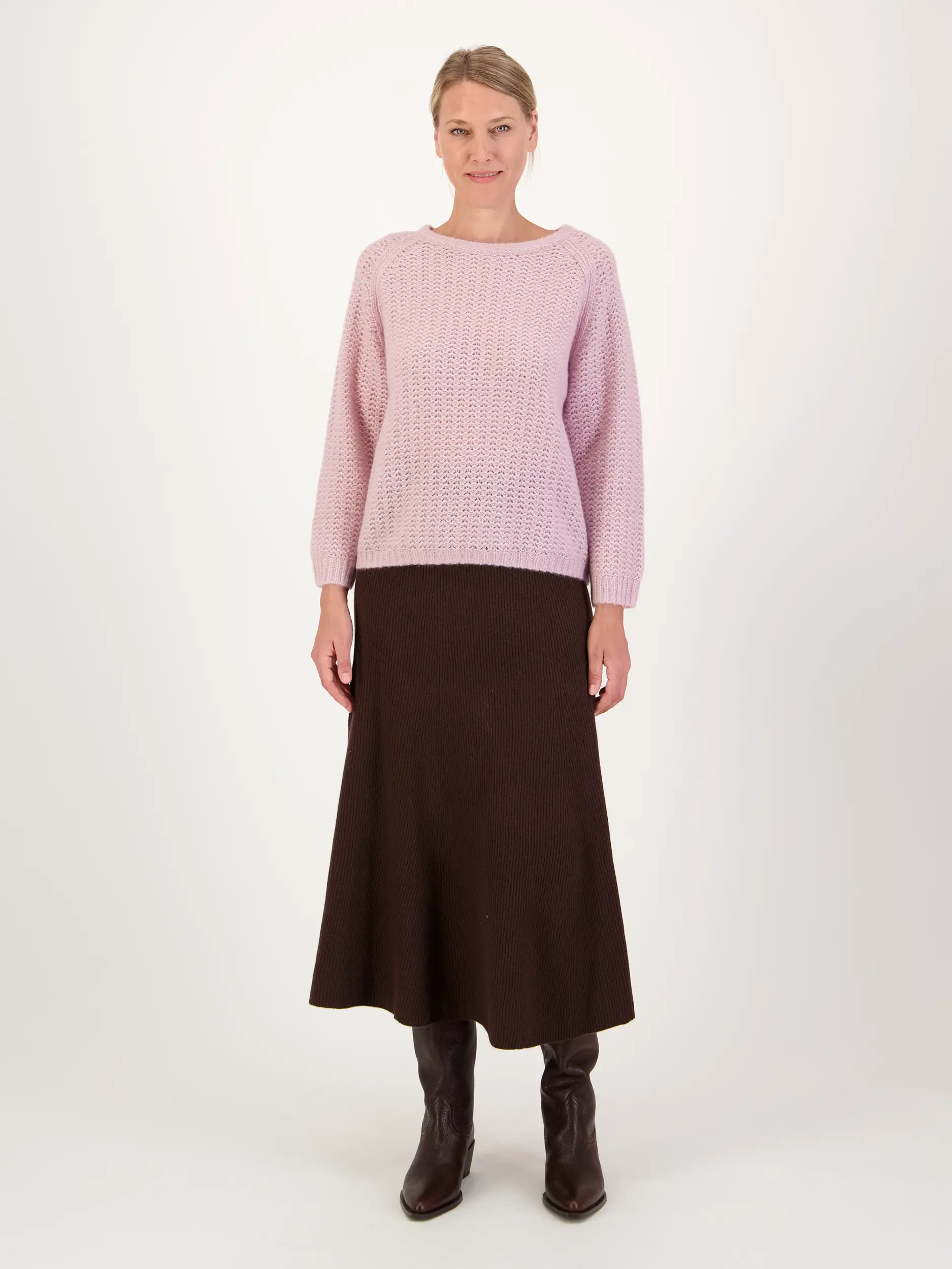 Pullover aus Kaschmir langarm - Artikel Teil eines Outfits getragen von einem Modell - Farbe: Rosa&Pink