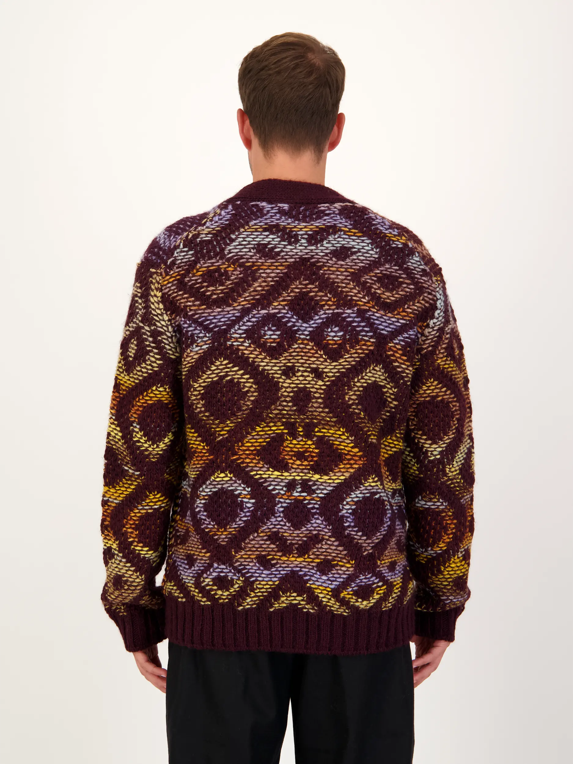 Strickjacke 'Viggo' aus Woll-Mix langarm - Artikel Rückseite getragen von einem Modell - Farbe: Rot