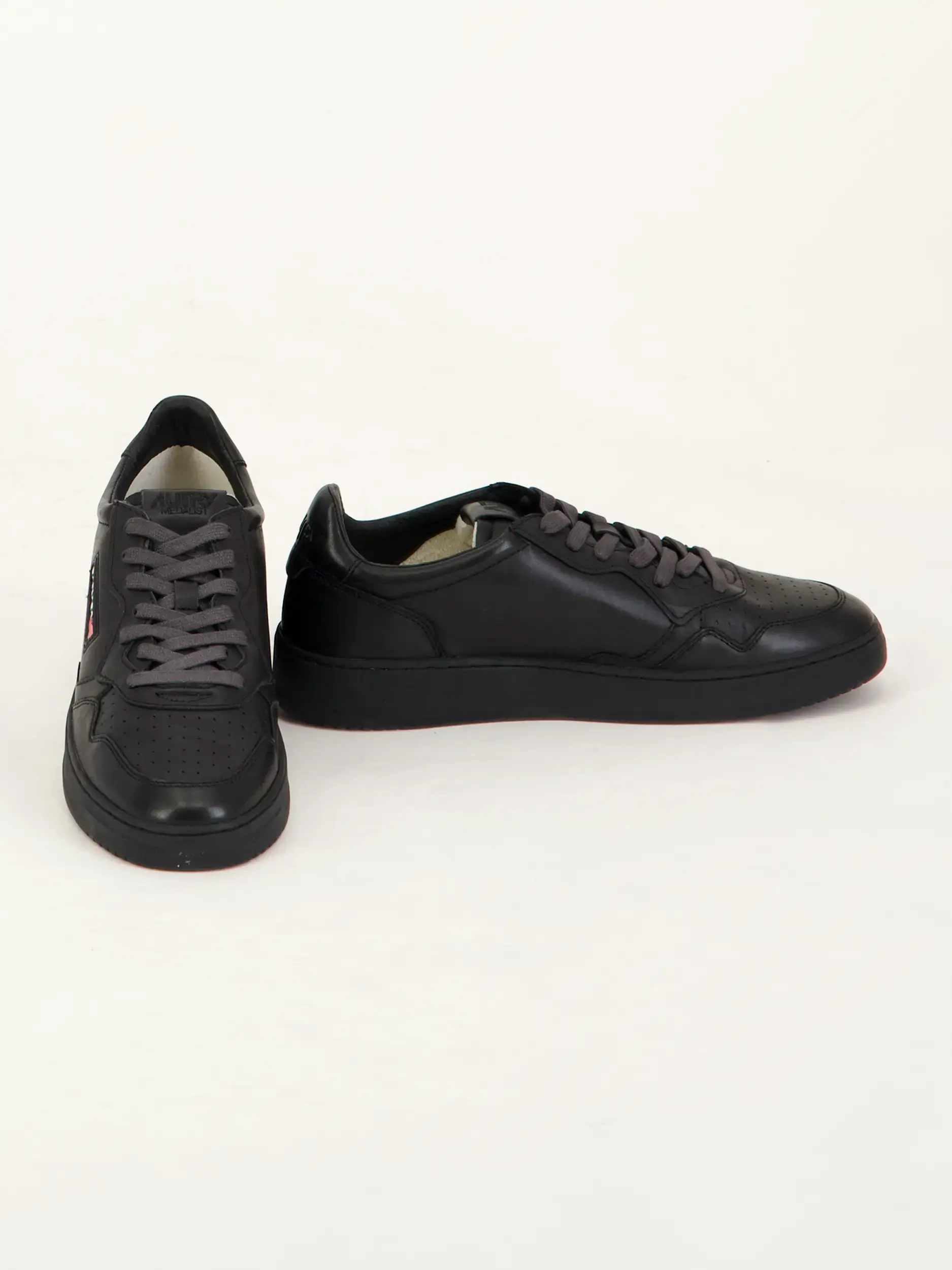 Sneaker 'Medalist' aus Leder - Artikel Vorderseite getragen von einem Modell - Farbe: Schwarz