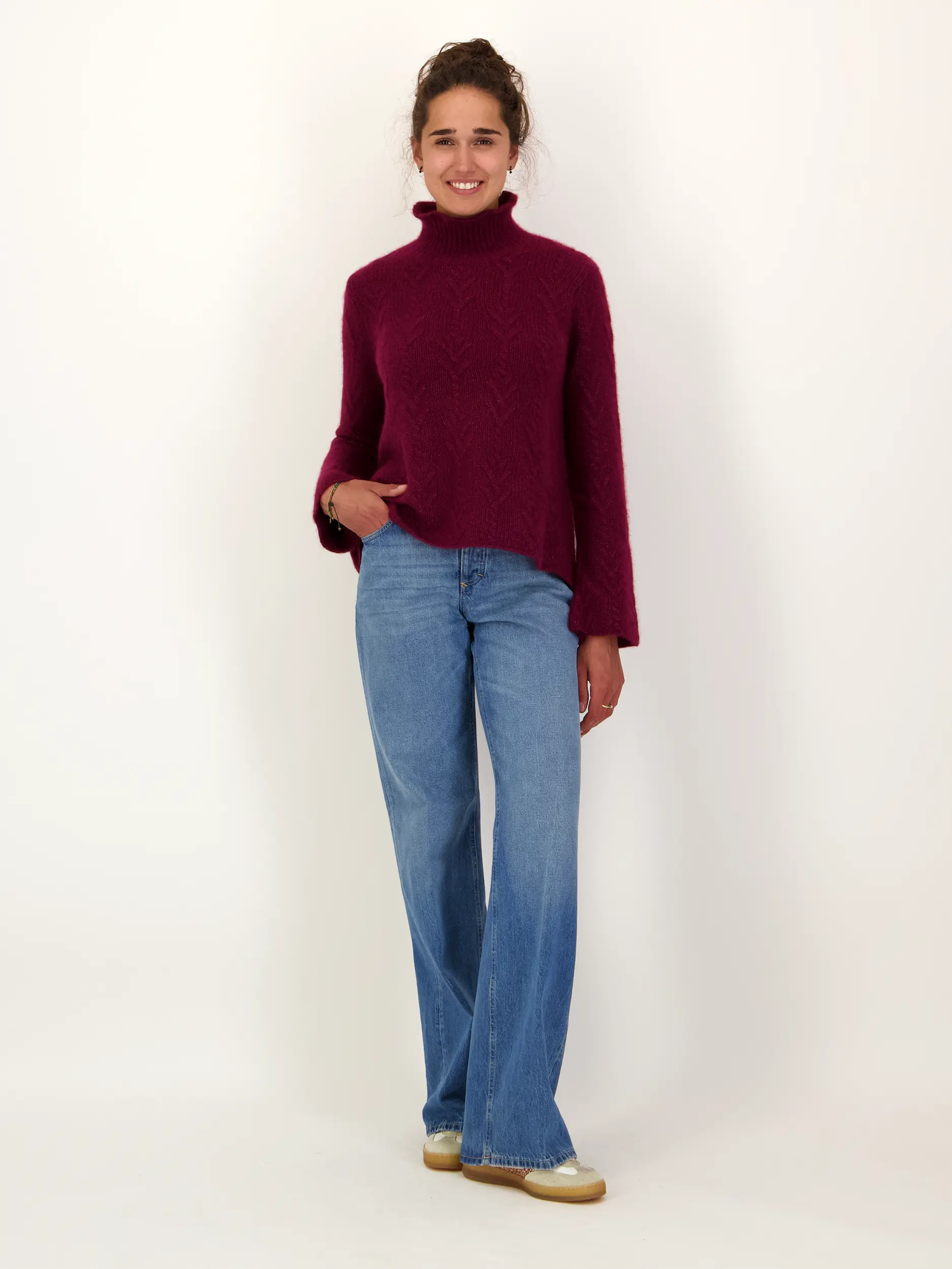 Pullover 'Easton' aus Kaschmir langarm - Artikel Teil eines Outfits getragen von einem Modell