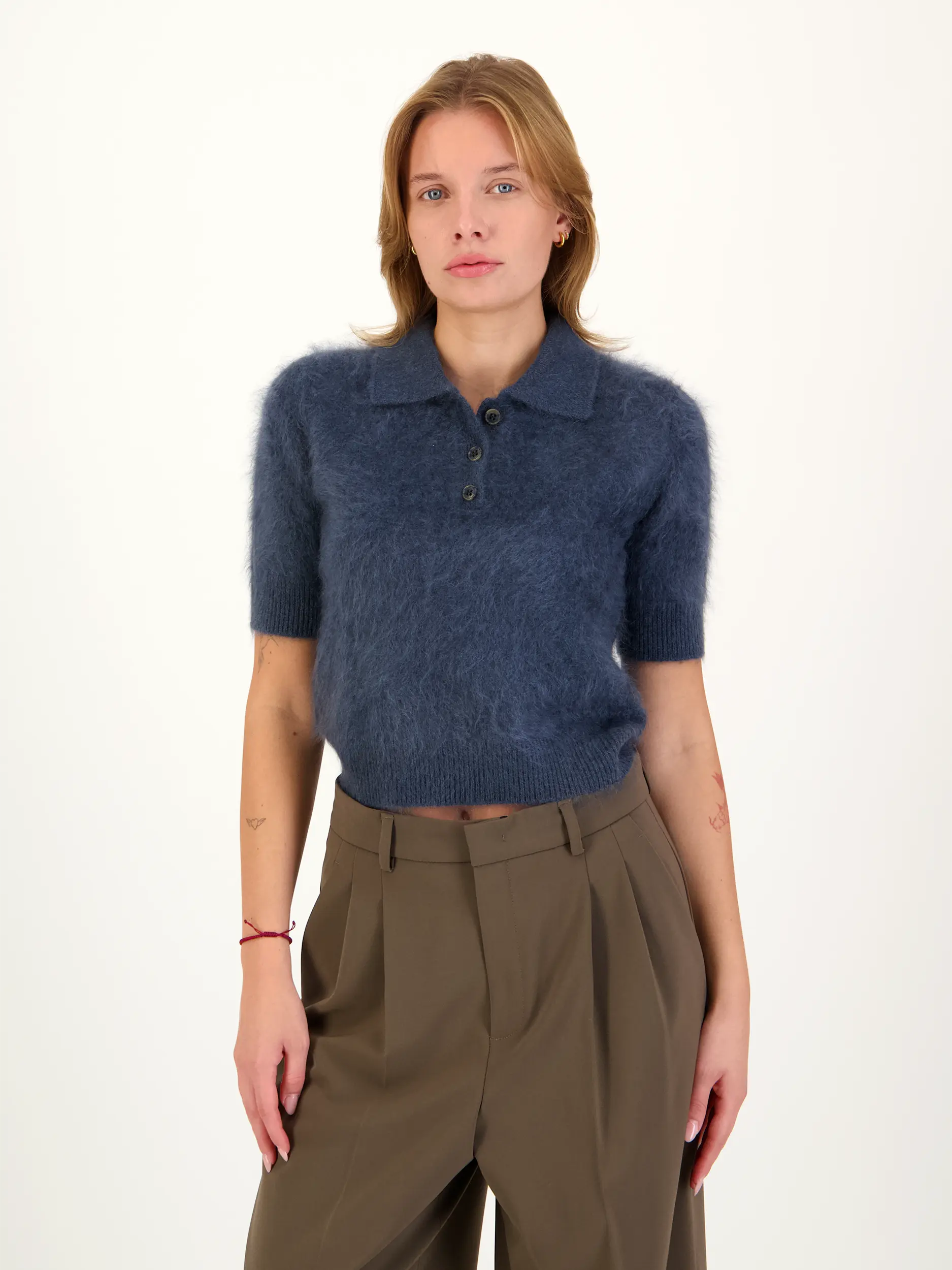 Pullover 'Carolyn' aus Kaschmir kurzarm - Artikel Vorderseite getragen von einem Modell - Farbe: Blau