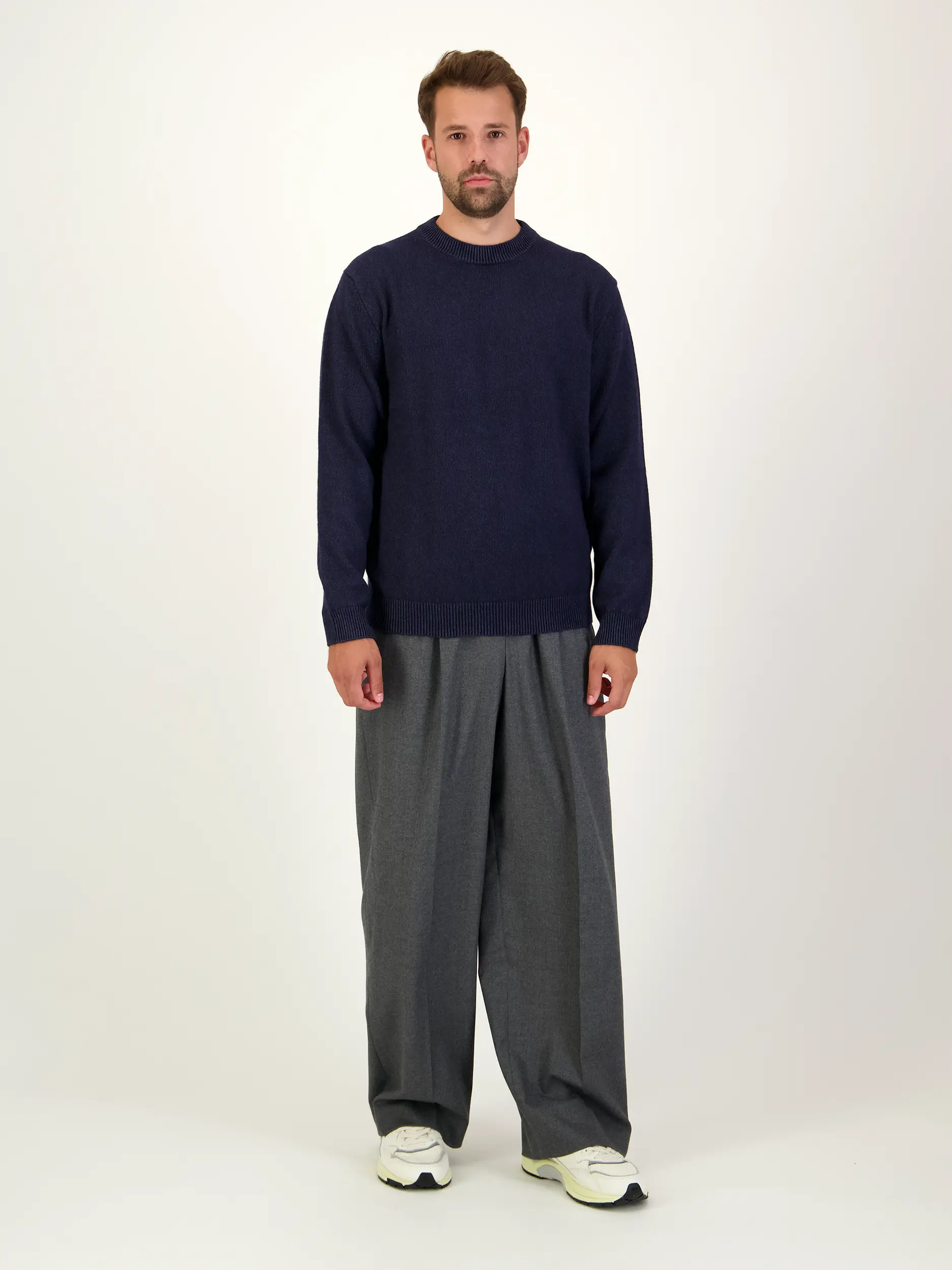 Pullover aus Kaschmir langarm - Artikel Teil eines Outfits getragen von einem Modell - Farbe: Blau