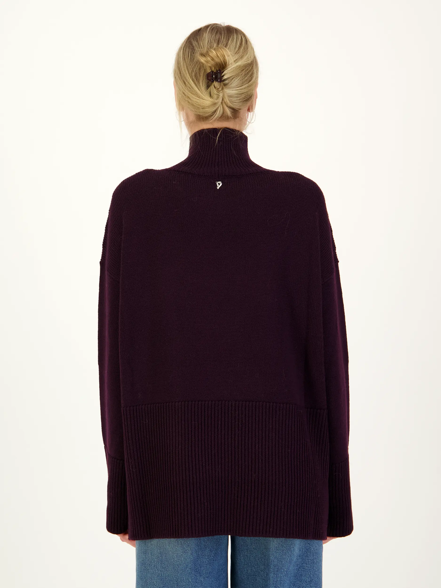 Pullover aus Wolle langarm - Artikel Rückseite getragen von einem Modell - Farbe: Rot