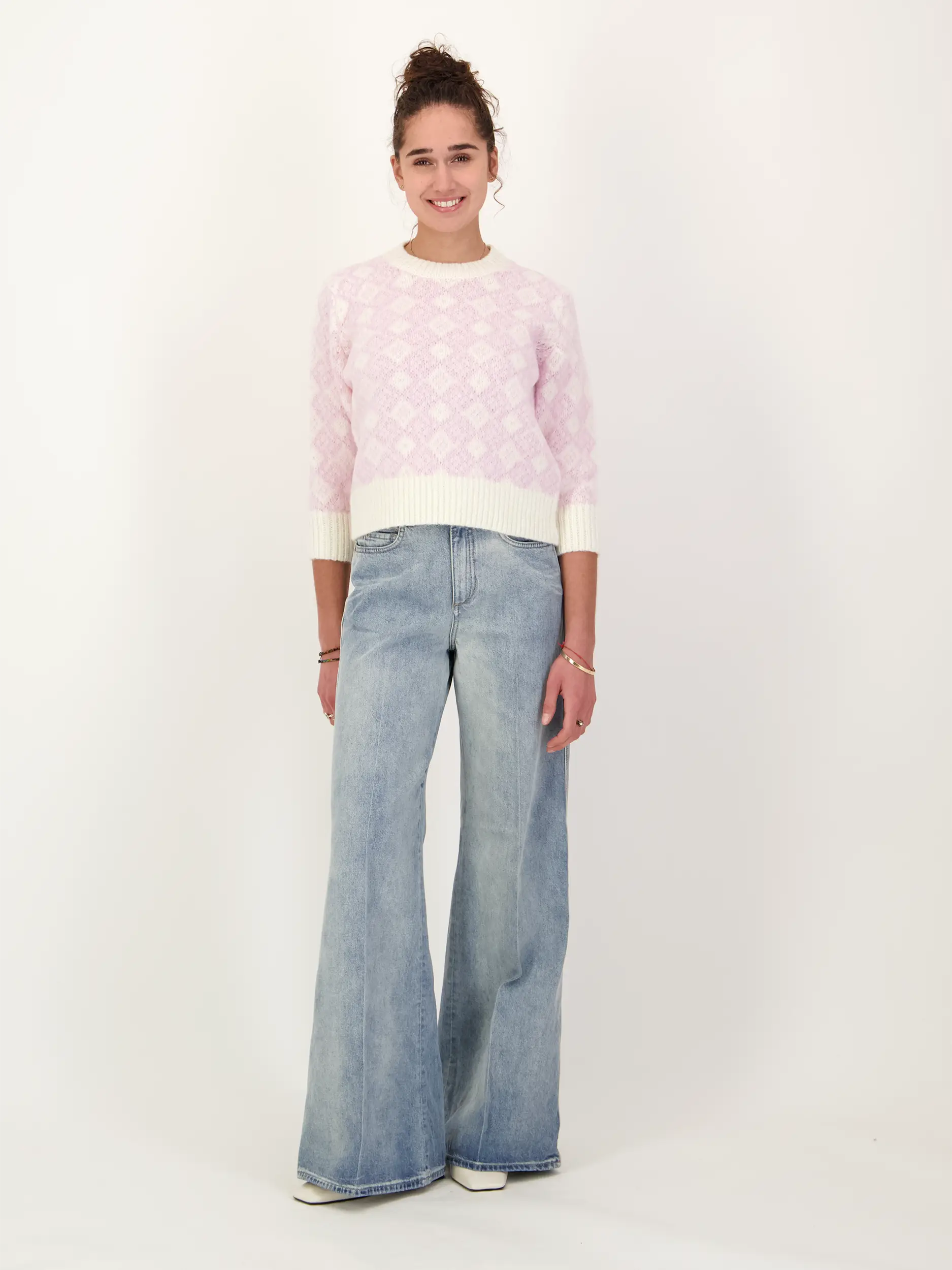 Gemusterter Pullover 'Soft Graphics' aus Woll-Mix 3/4 Arm - Artikel Teil eines Outfits getragen von einem Modell - Farbe: Rosa&Pink