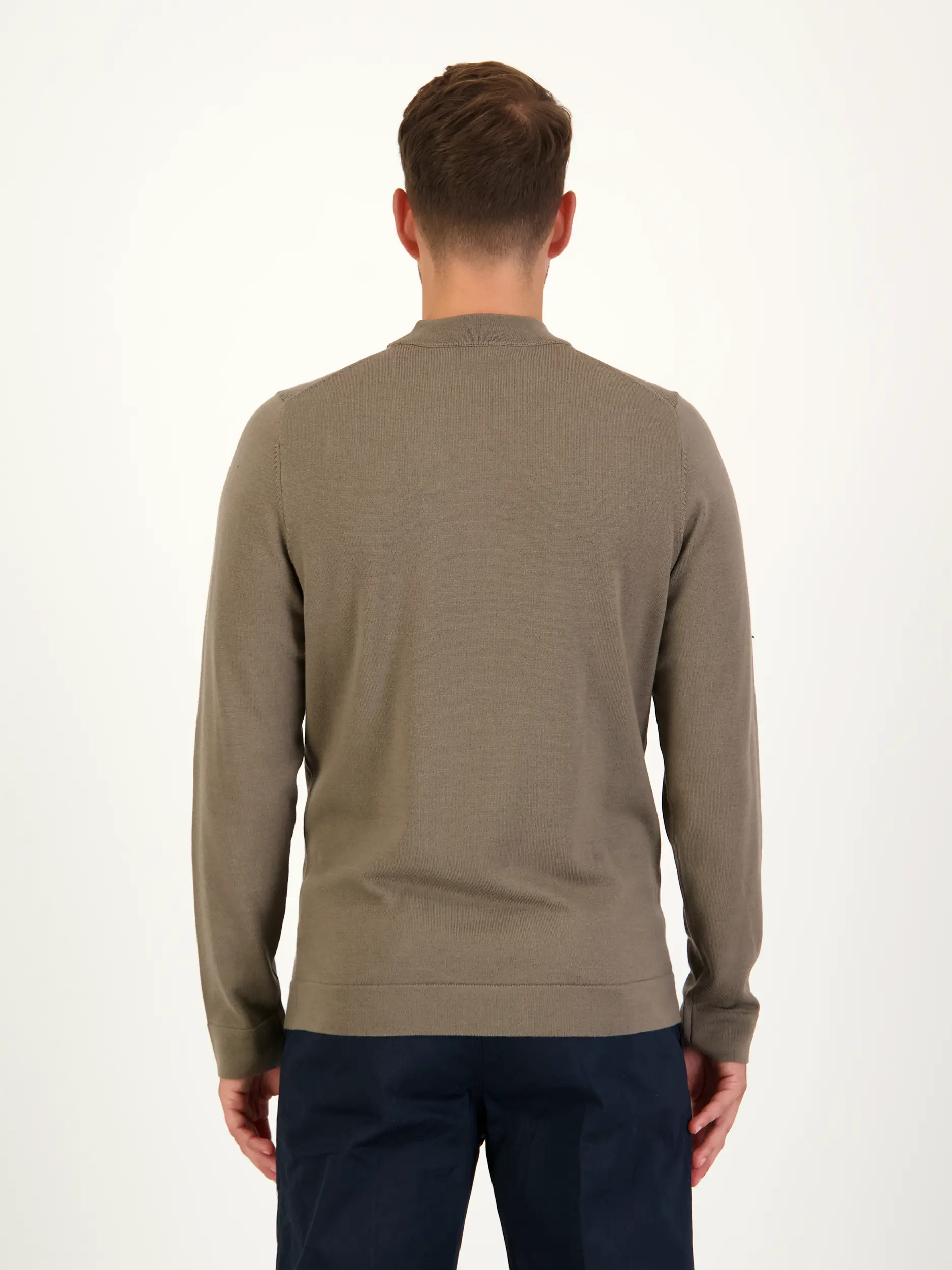 Pullover 'Arwon' aus Schurwolle langarm - Artikel Rückseite getragen von einem Modell - Farbe: Braun