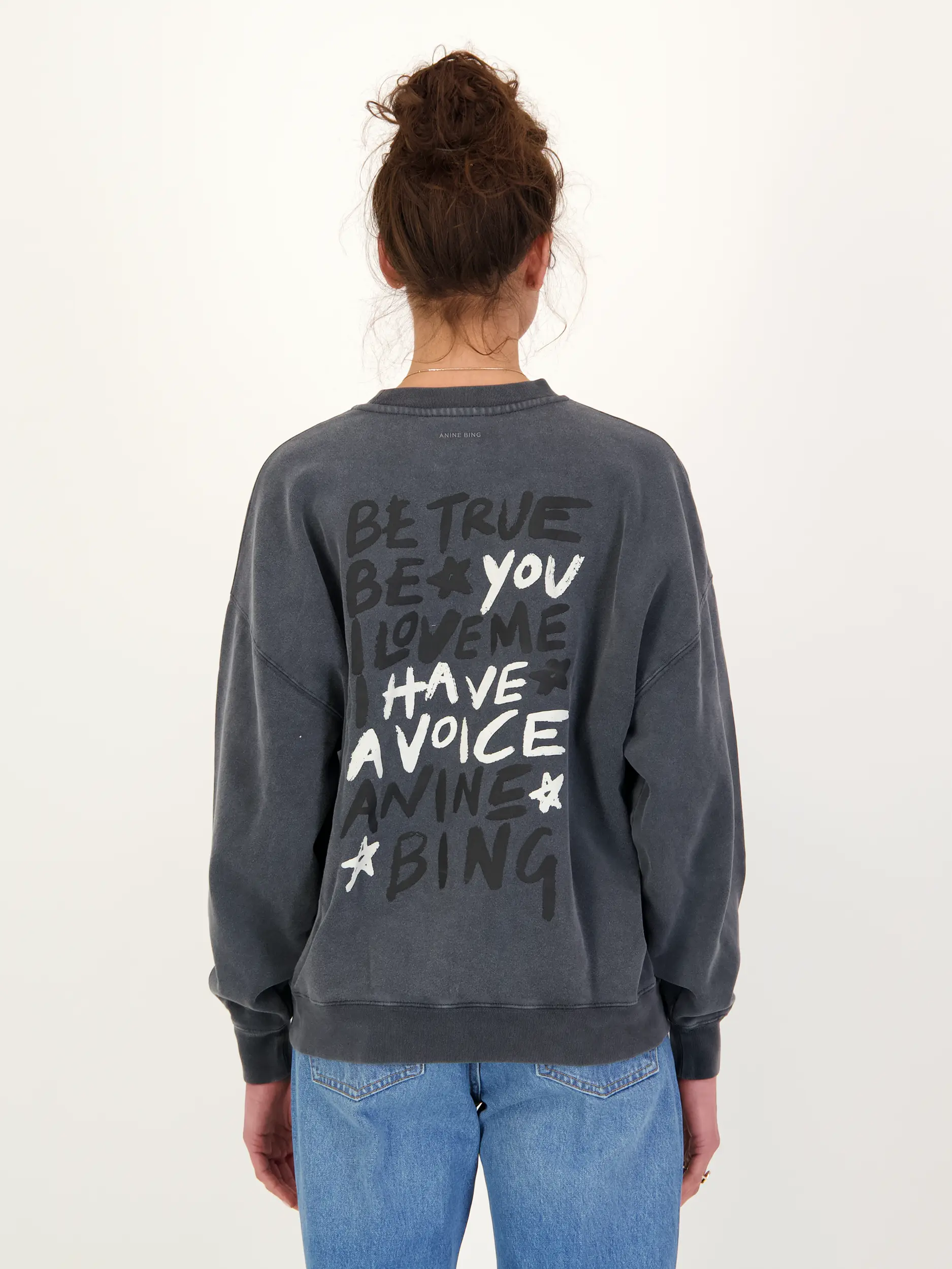 Sweatshirt 'Iles' - Artikel Rückseite getragen von einem Modell - Farbe: Grau