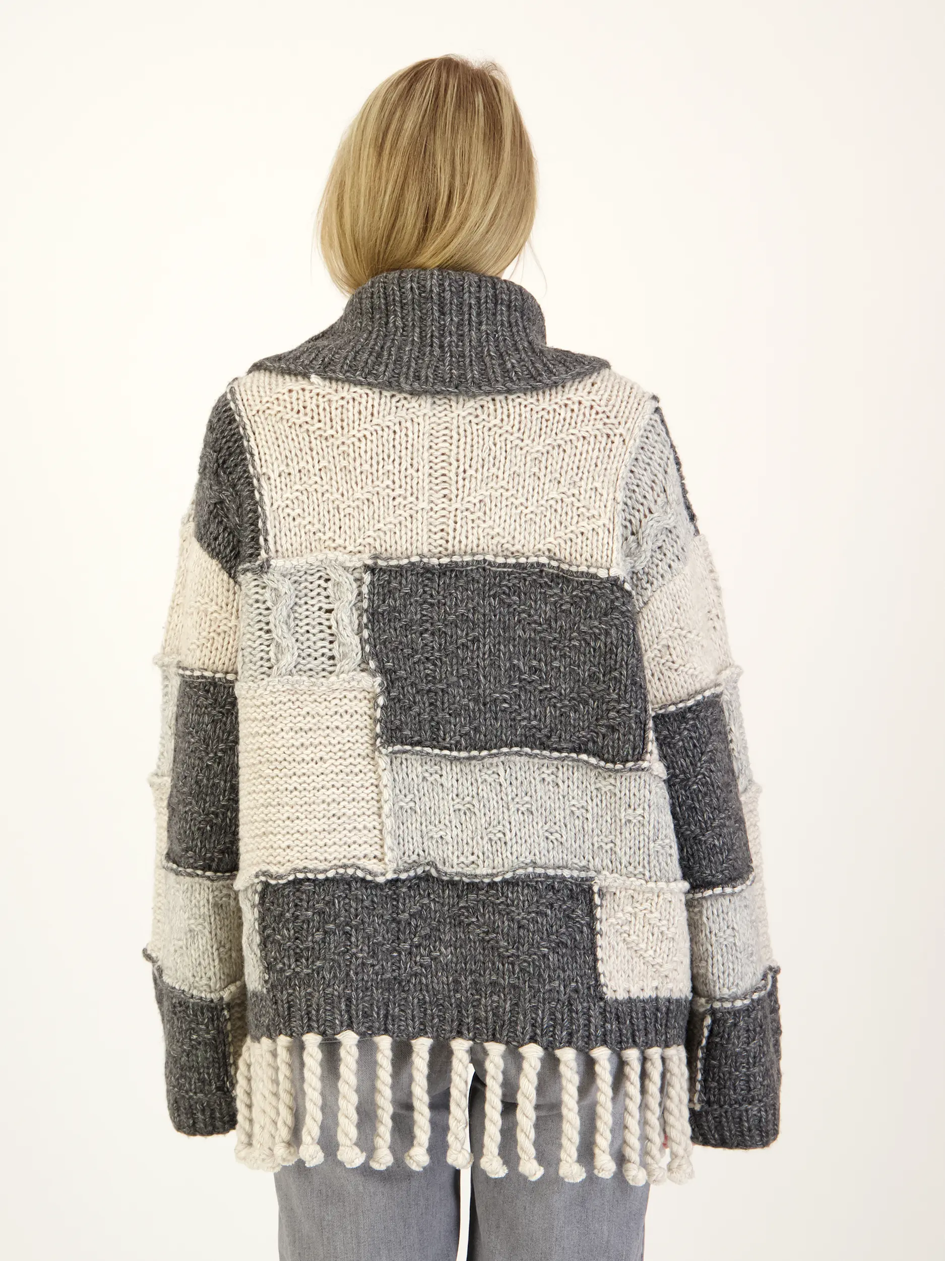 Gemusterter Pullover aus Wolle mit Fransen langarm - Artikel Rückseite getragen von einem Modell