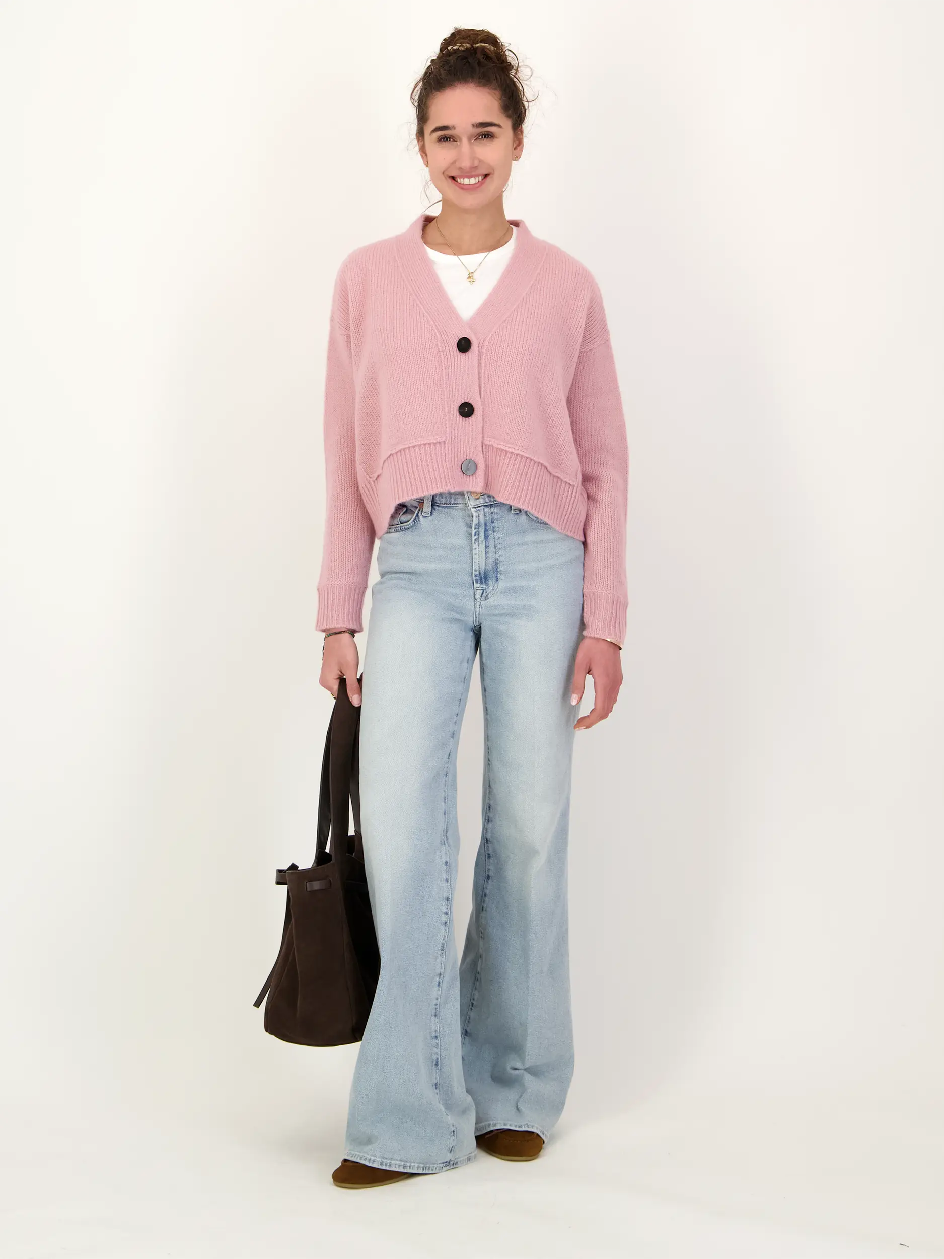 Strickjacke 'Riely' aus Kaschmir - Artikel Teil eines Outfits getragen von einem Modell - Farbe: Rosa&Pink