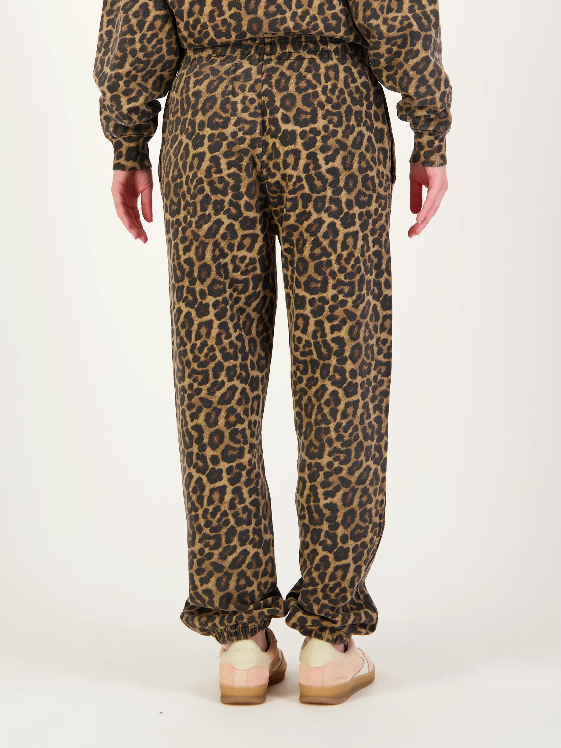 Sporthose mit Leo-Print - Artikel Rückseite getragen von einem Modell - Farbe: Braun Sporthose mit Leo-Print - Artikel Rückseite getragen von einem Modell - Farbe: Braun