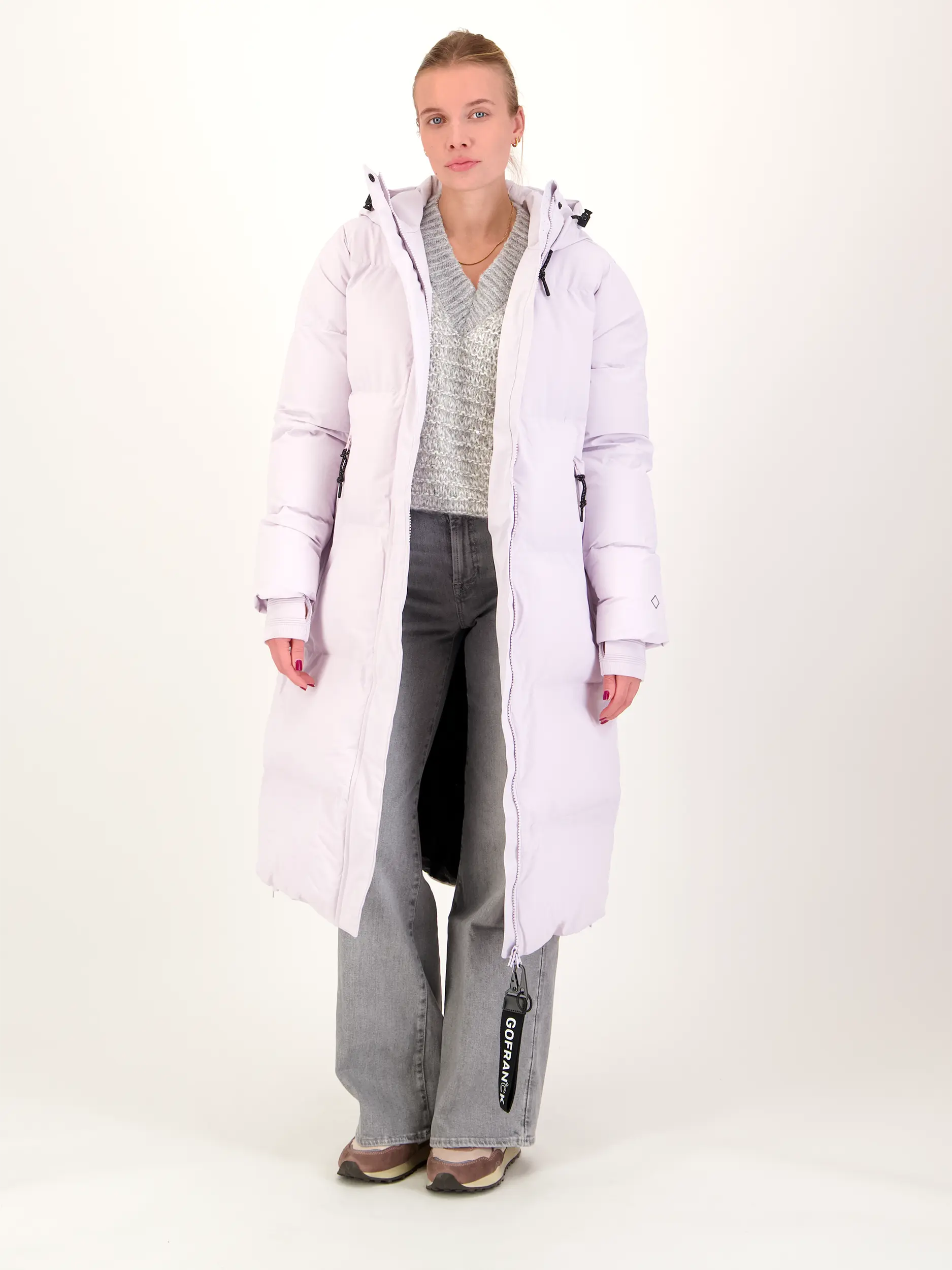 Mantel 'Tsunami' - Artikel Teil eines Outfits getragen von einem Modell - Farbe: Violett