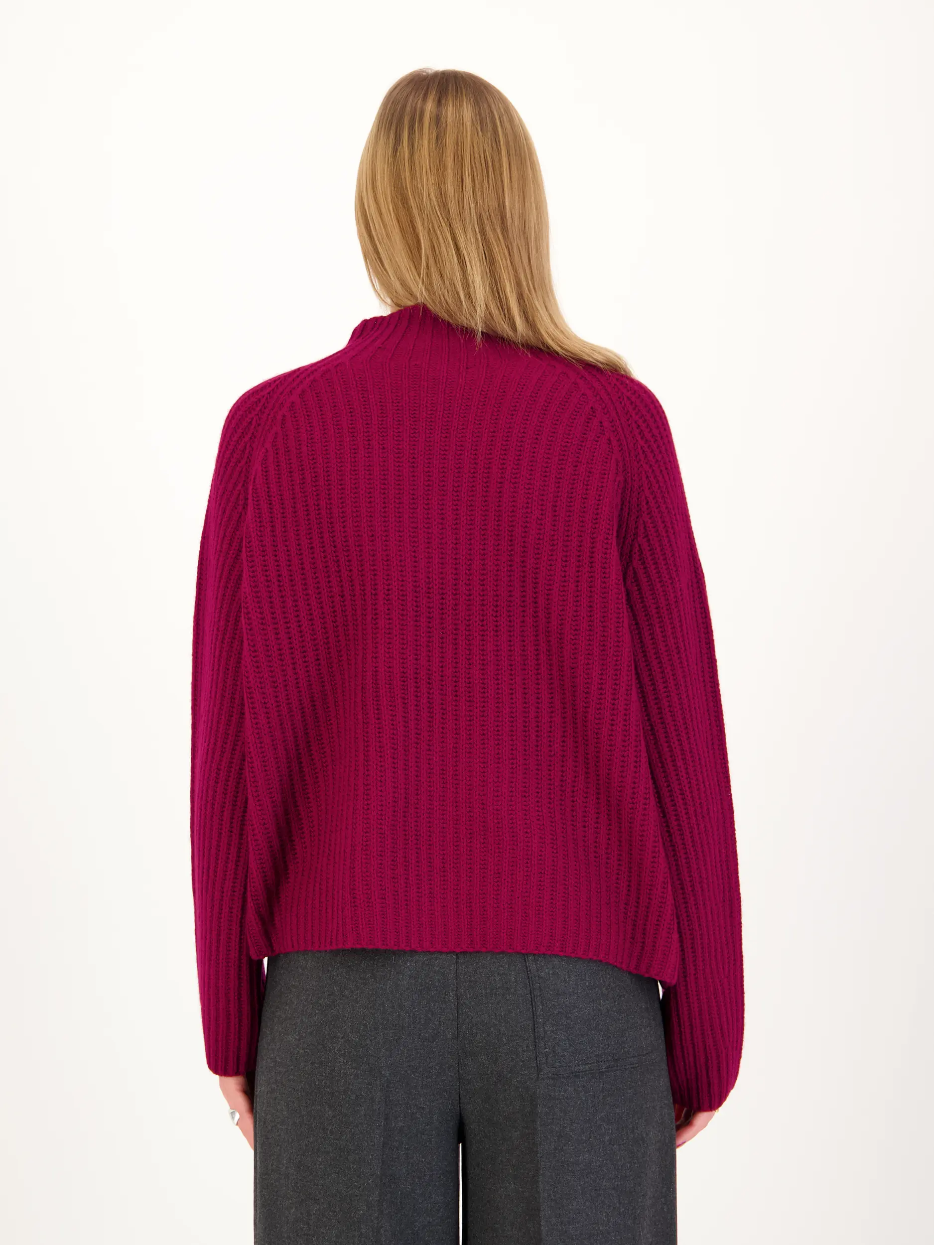 Pullover aus Kaschmir langarm - Artikel Rückseite getragen von einem Modell - Farbe: Rot