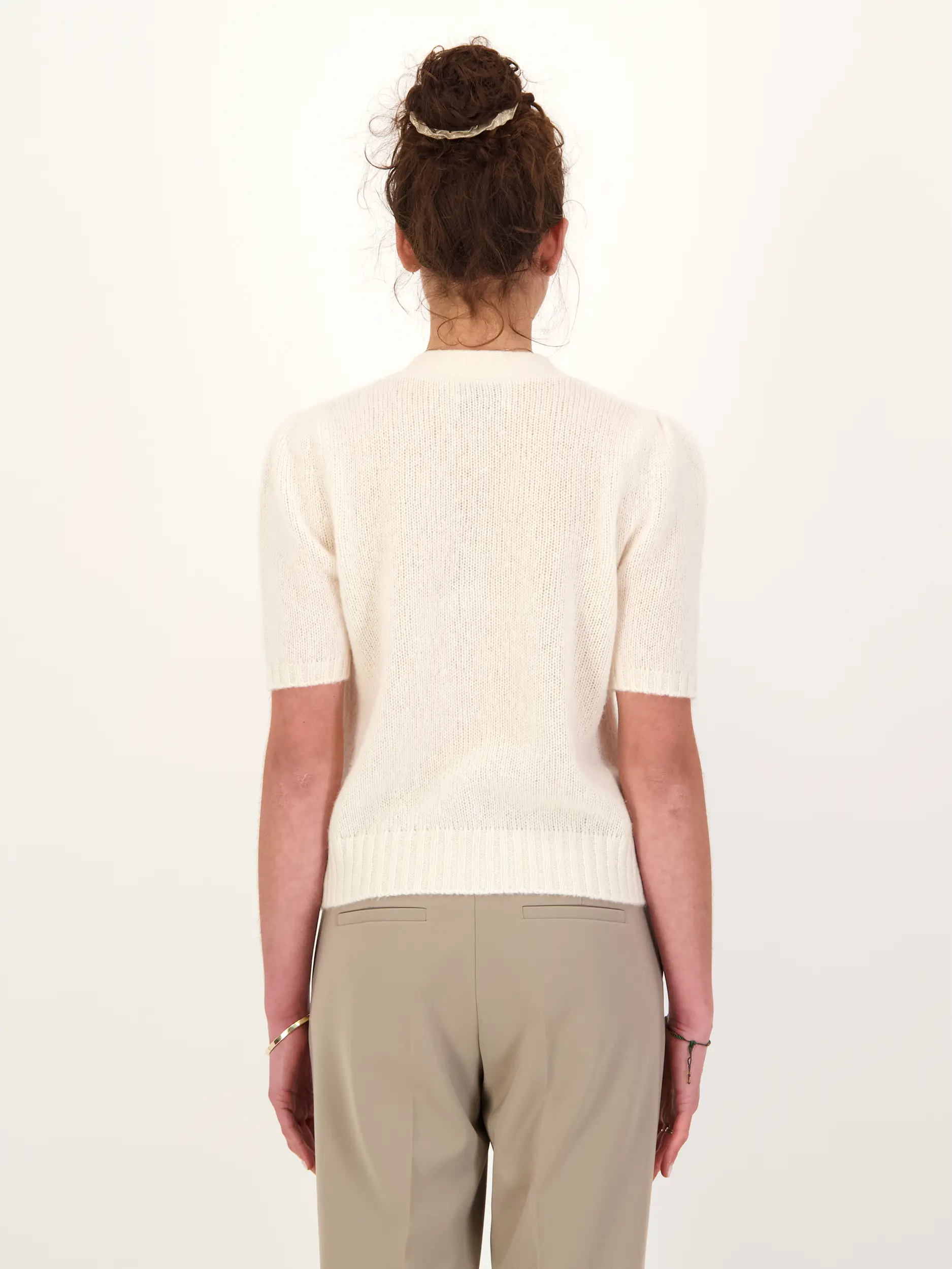 Strickjacke 'Shiso' aus Kaschmir Seide Mix - Artikel Rückseite getragen von einem Modell - Farbe: Creme