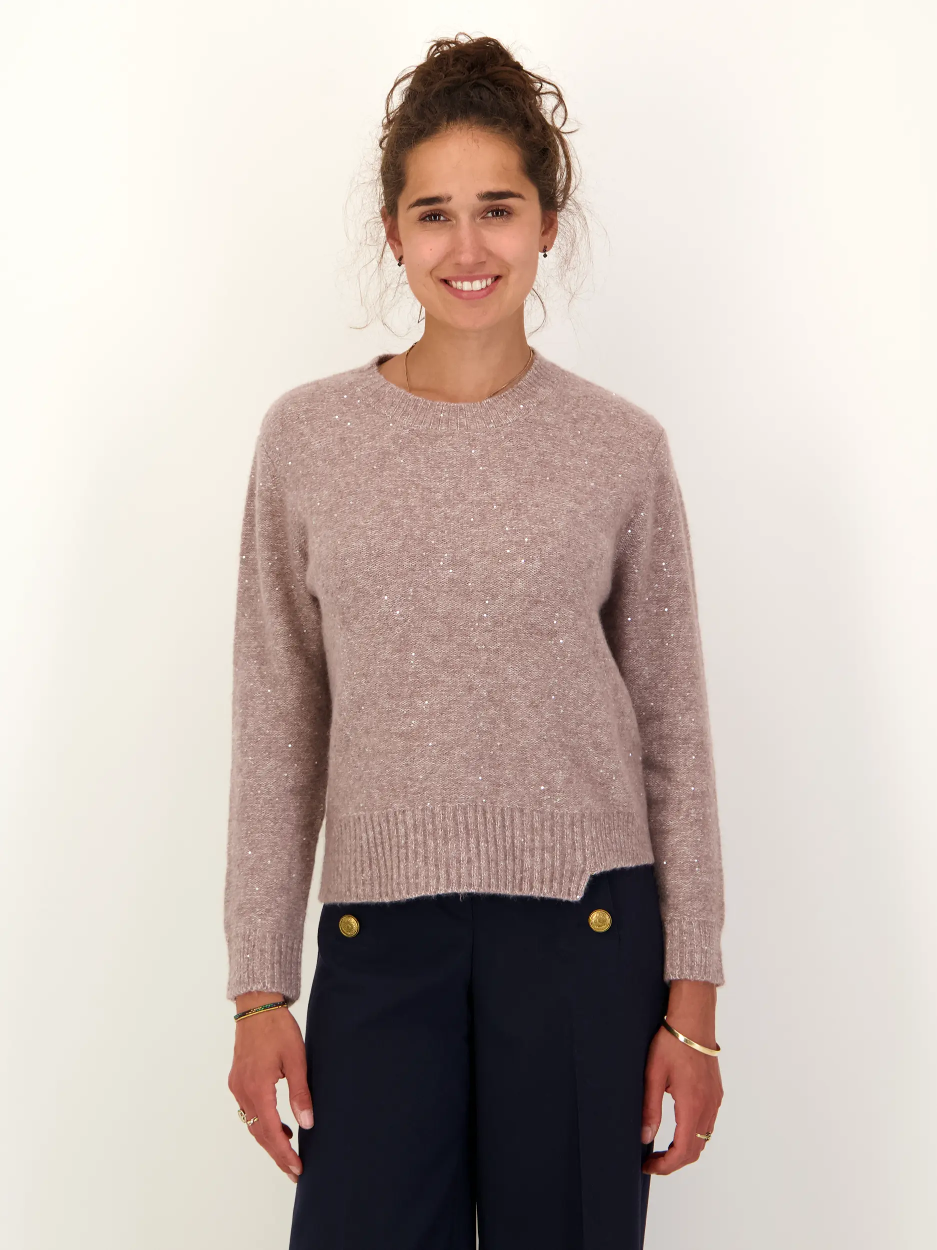 Pullover 'Belet' aus Kaschmir mit Glitzerpailletten langarm - Artikel Vorderseite getragen von einem Modell