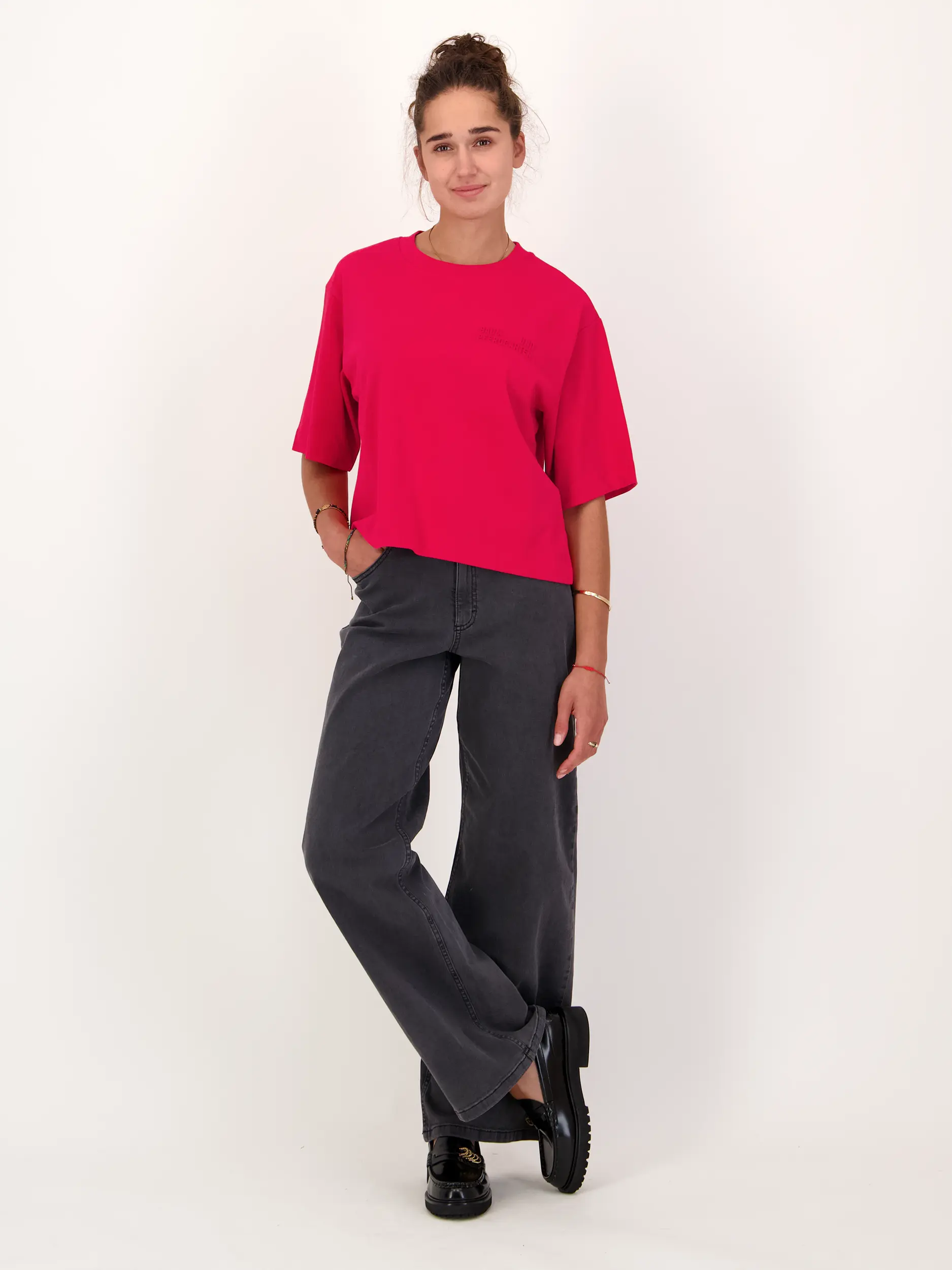 T-Shirt mit Logo - Artikel Teil eines Outfits getragen von einem Modell - Farbe: Rot