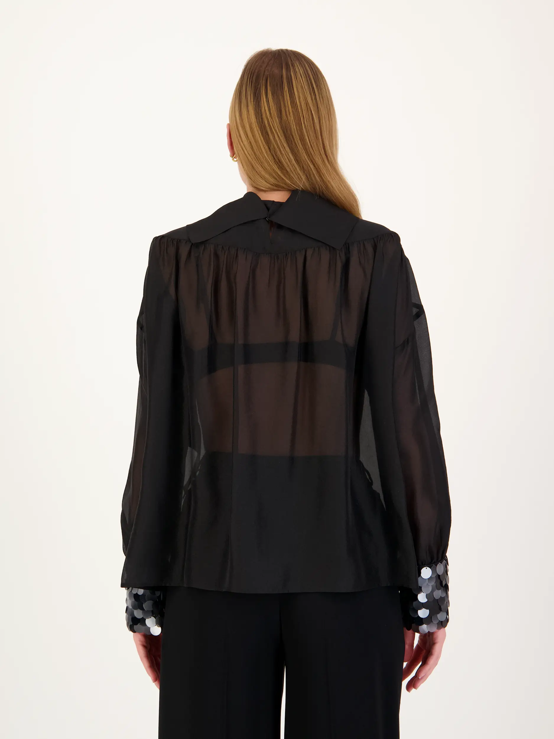 Bluse mit Paillettenärmel langarm - Artikel Rückseite getragen von einem Modell - Farbe: Schwarz