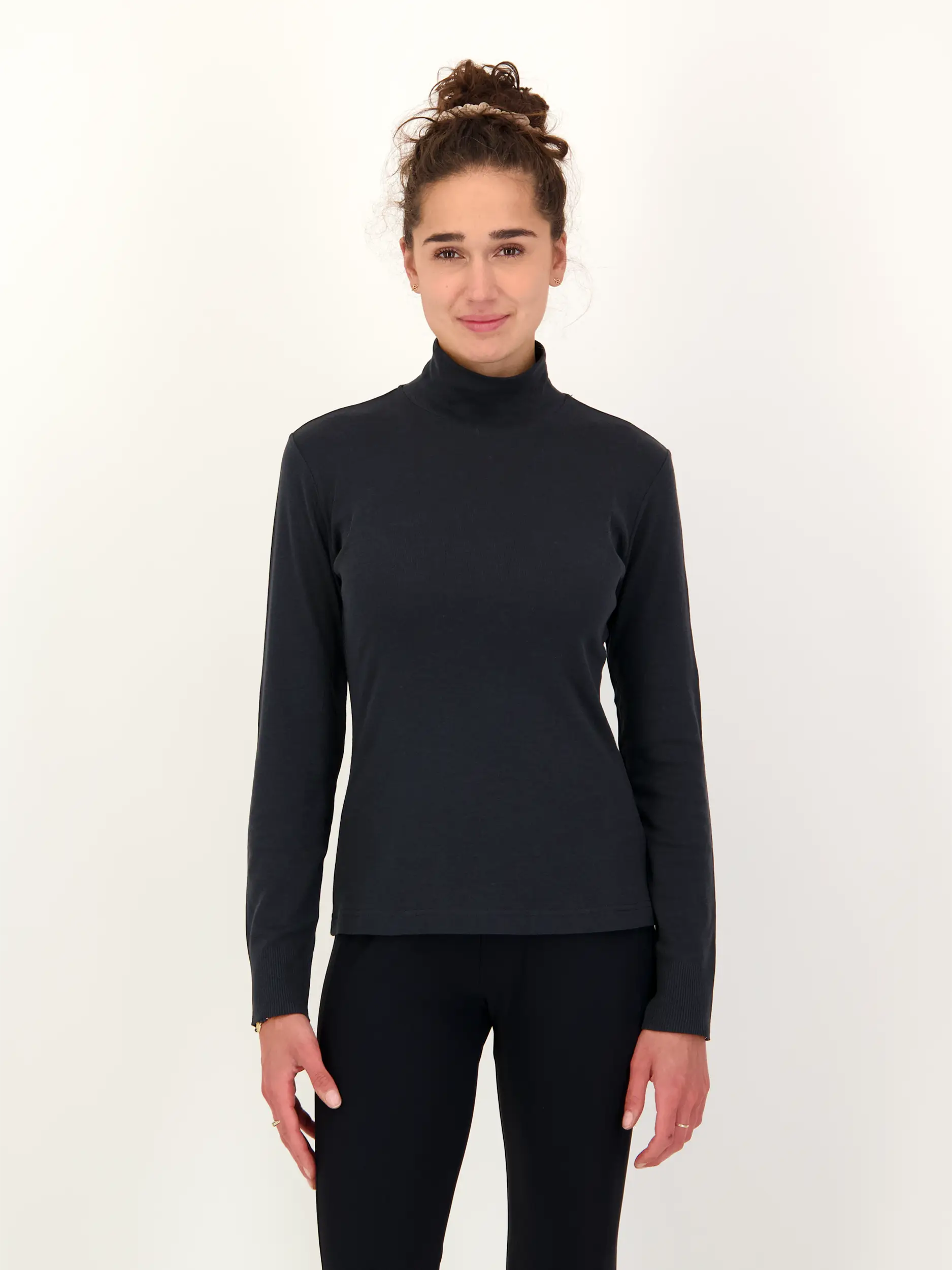 Langarmshirt 'Sue' - Artikel Vorderseite getragen von einem Modell - Farbe: Schwarz