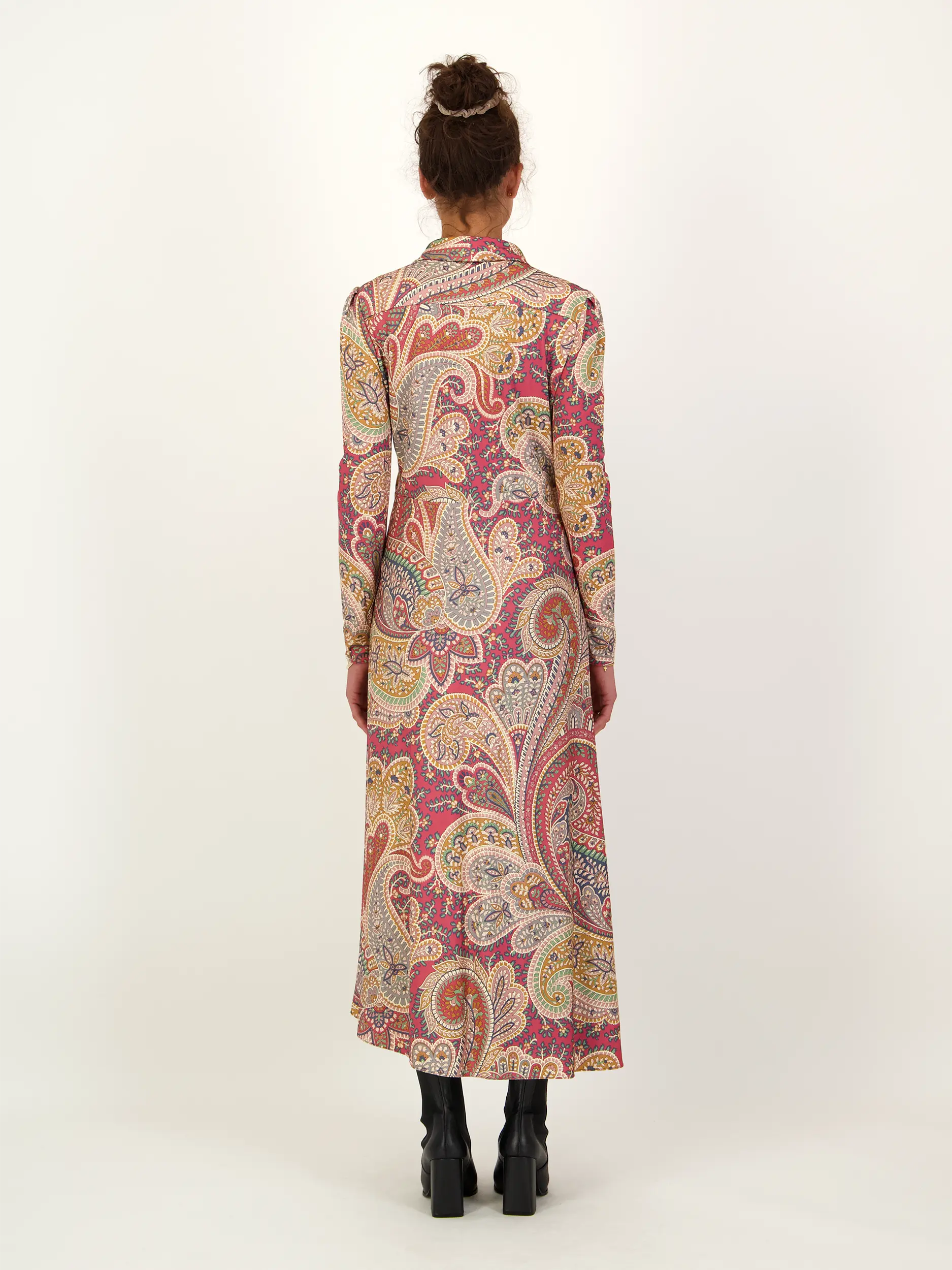 Gemustertes Maxikleid langarm - Artikel Rückseite getragen von einem Modell
