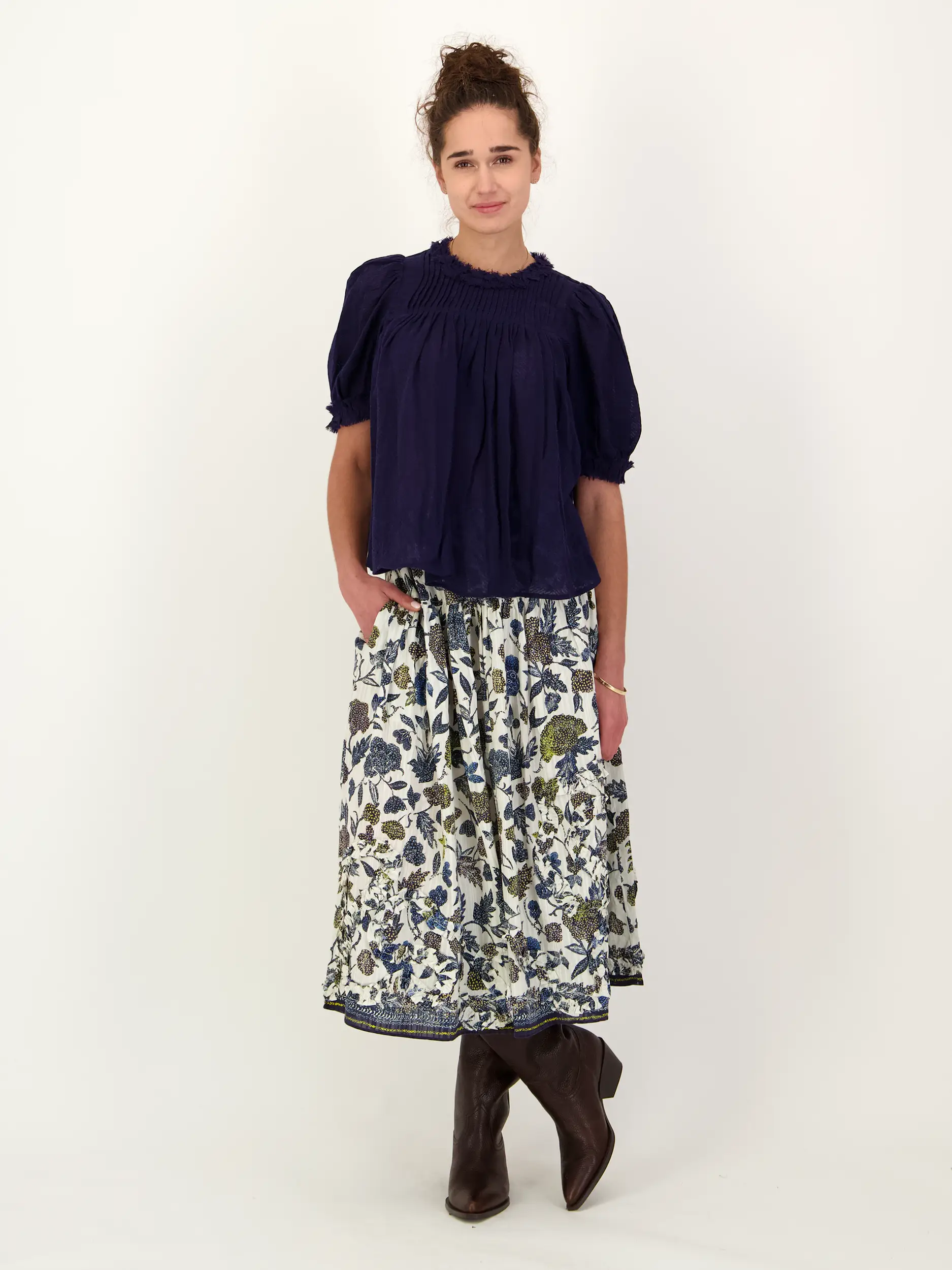 Bluse 'Karlyn' aus Wolle mit Raffungen 3/4 Arm - Artikel Teil eines Outfits getragen von einem Modell - Farbe: Blau