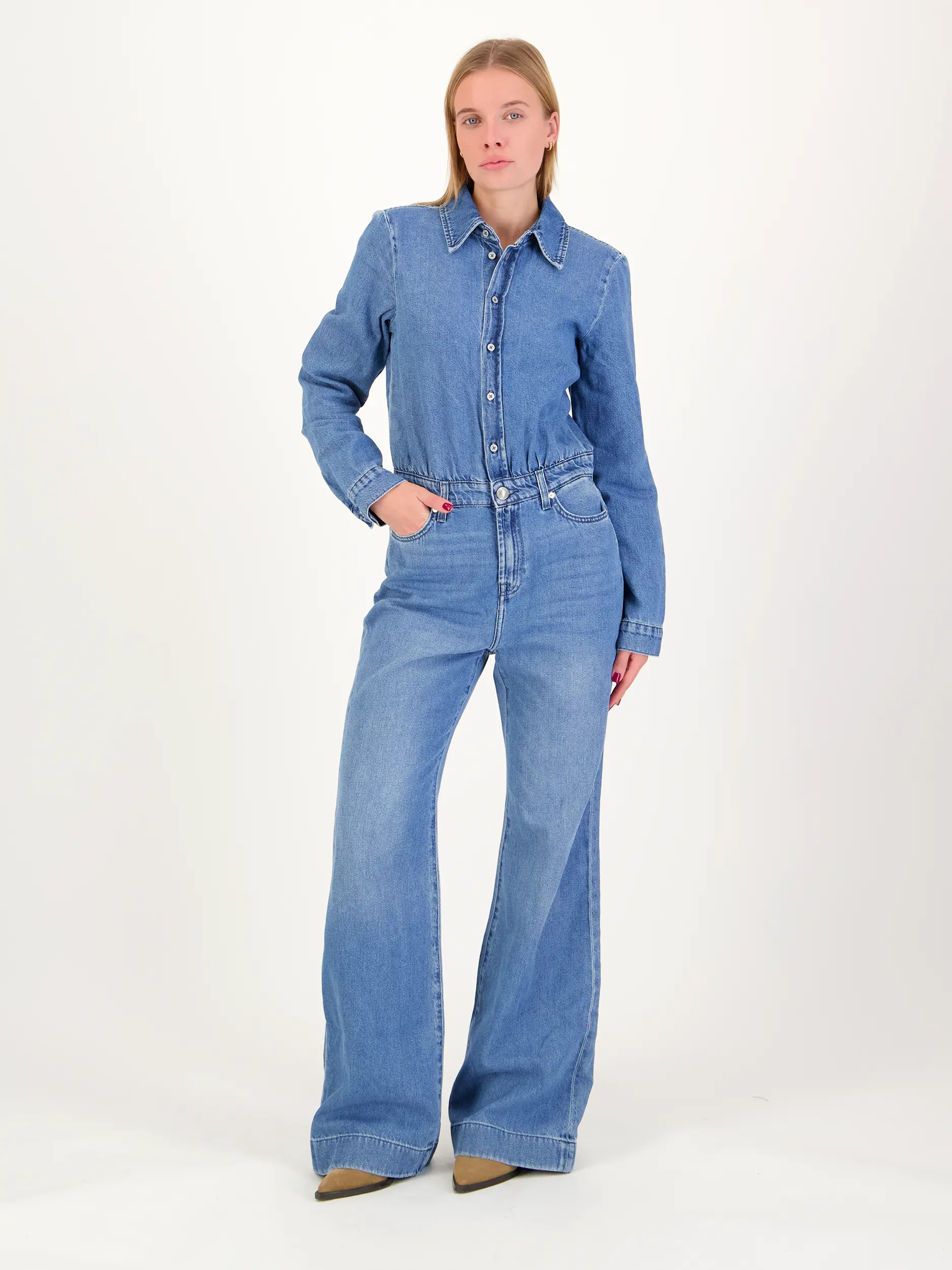 Jumpsuit 'Hilo' - Artikel Vorderseite getragen von einem Modell - Farbe: Blau