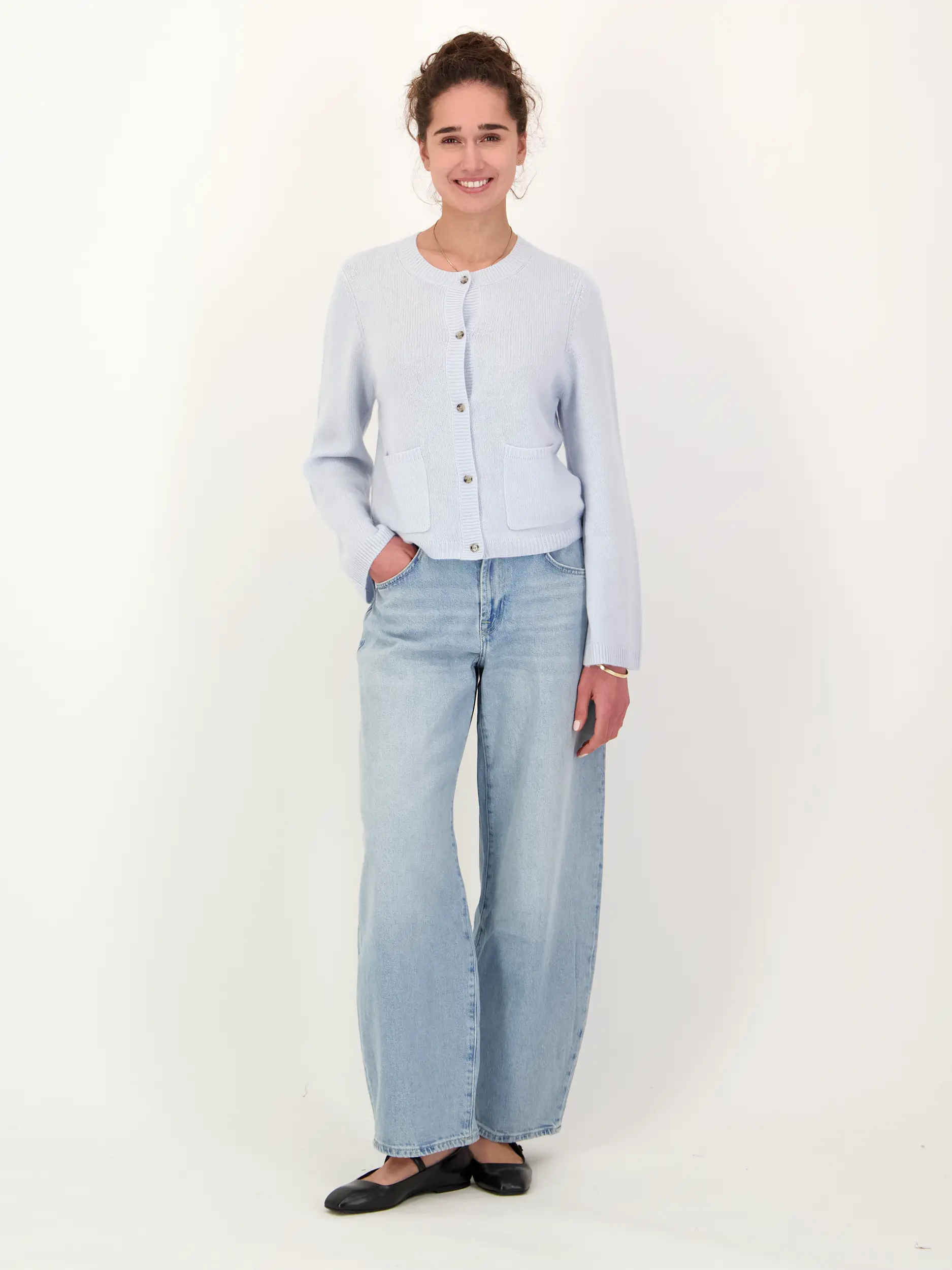 Strickjacke aus Kaschmir - Artikel Teil eines Outfits getragen von einem Modell - Farbe: Blau