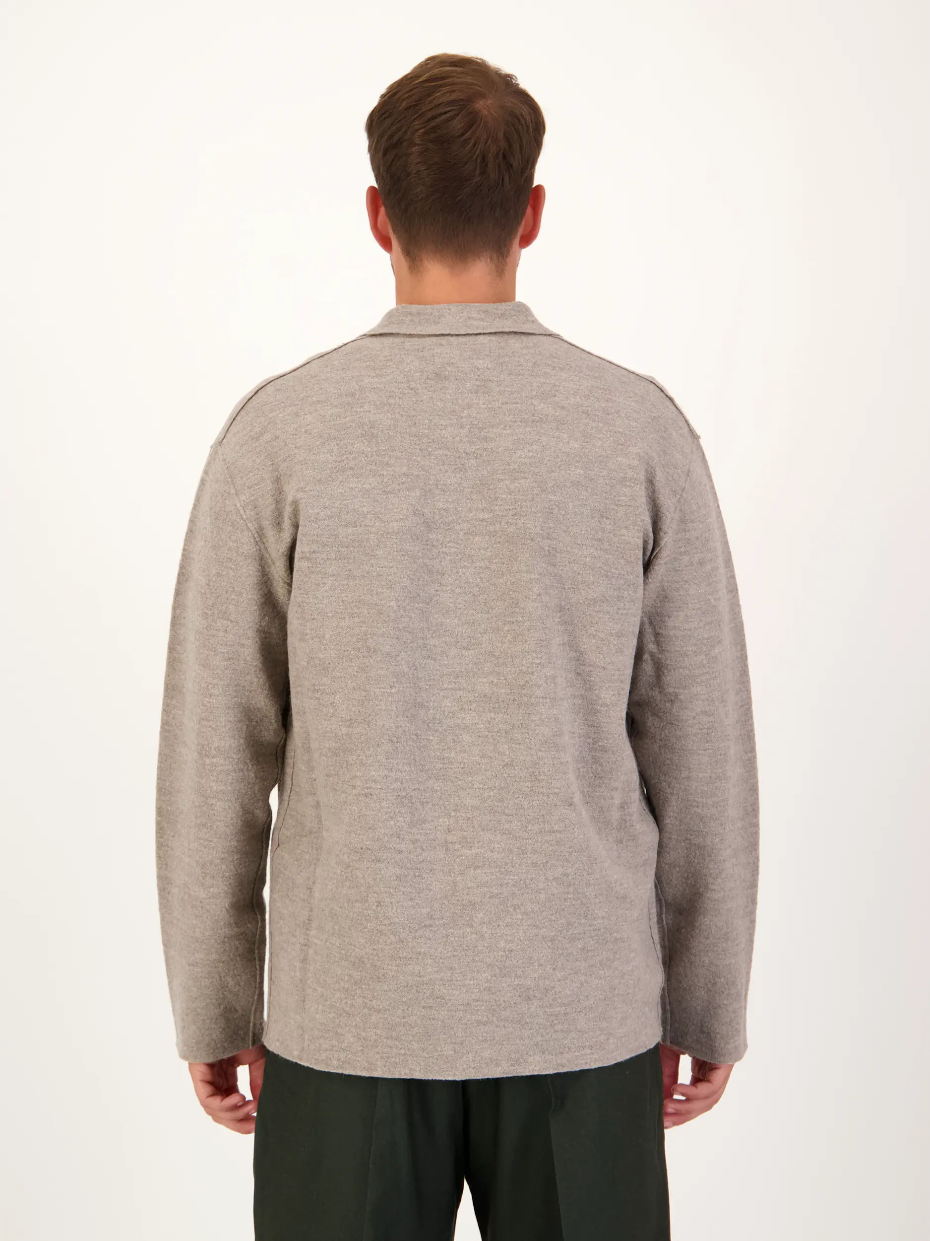 Overshirt 'Jonas' aus Wolle - Artikel Rückseite getragen von einem Modell - Farbe: Braun