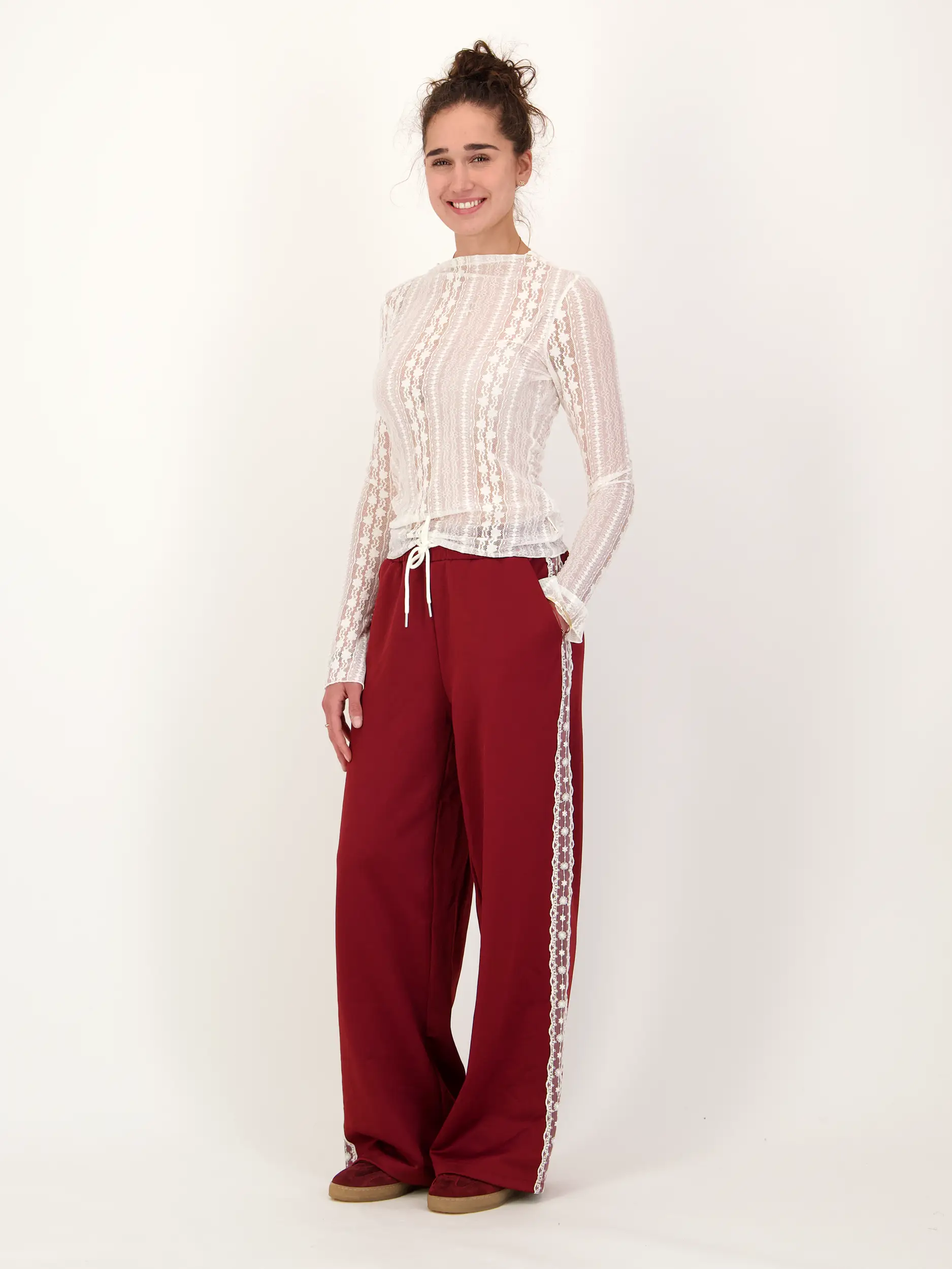 Sporthose 'Kael' mit Spitze - Artikel Teil eines Outfits getragen von einem Modell - Farbe: Rot