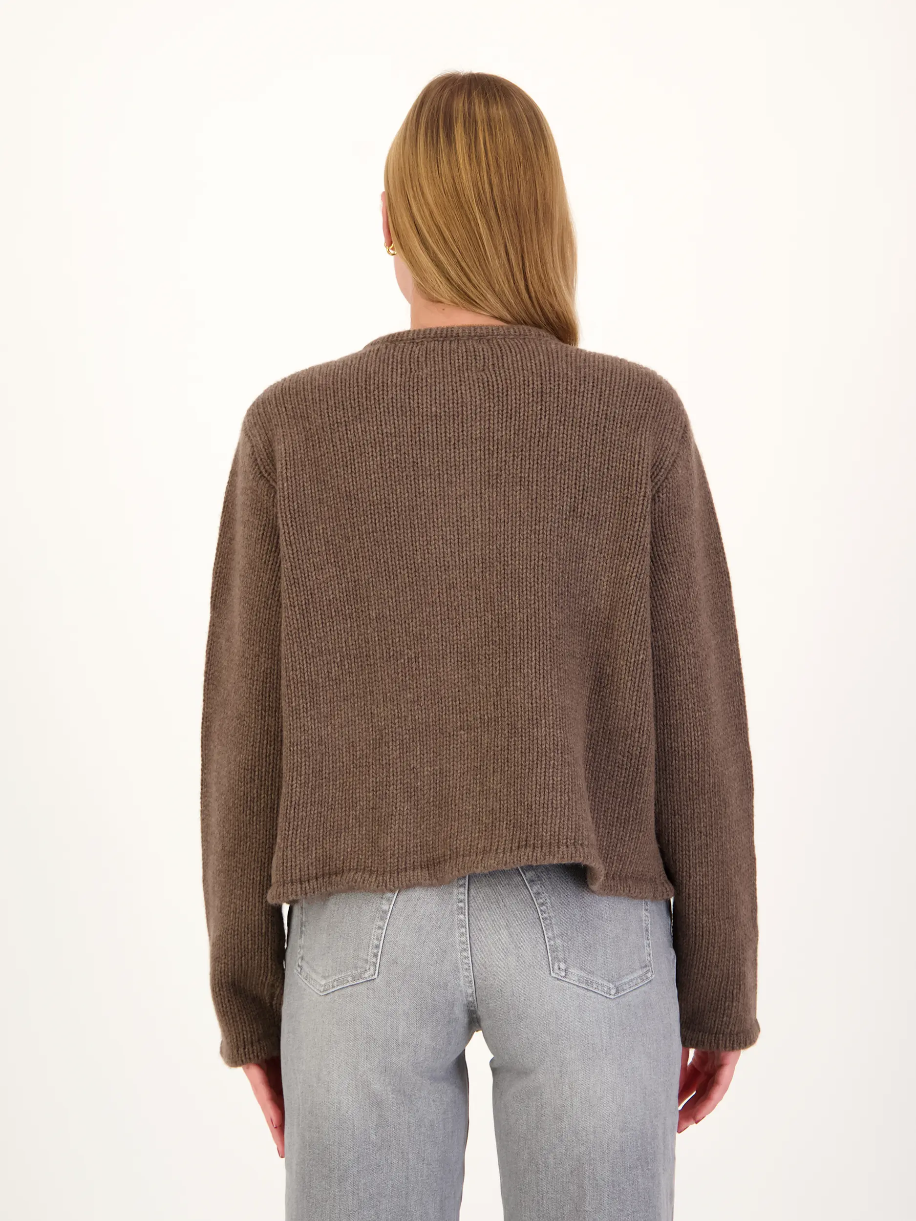 Strickjacke 'Patricia' - Artikel Rückseite getragen von einem Modell - Farbe: Braun