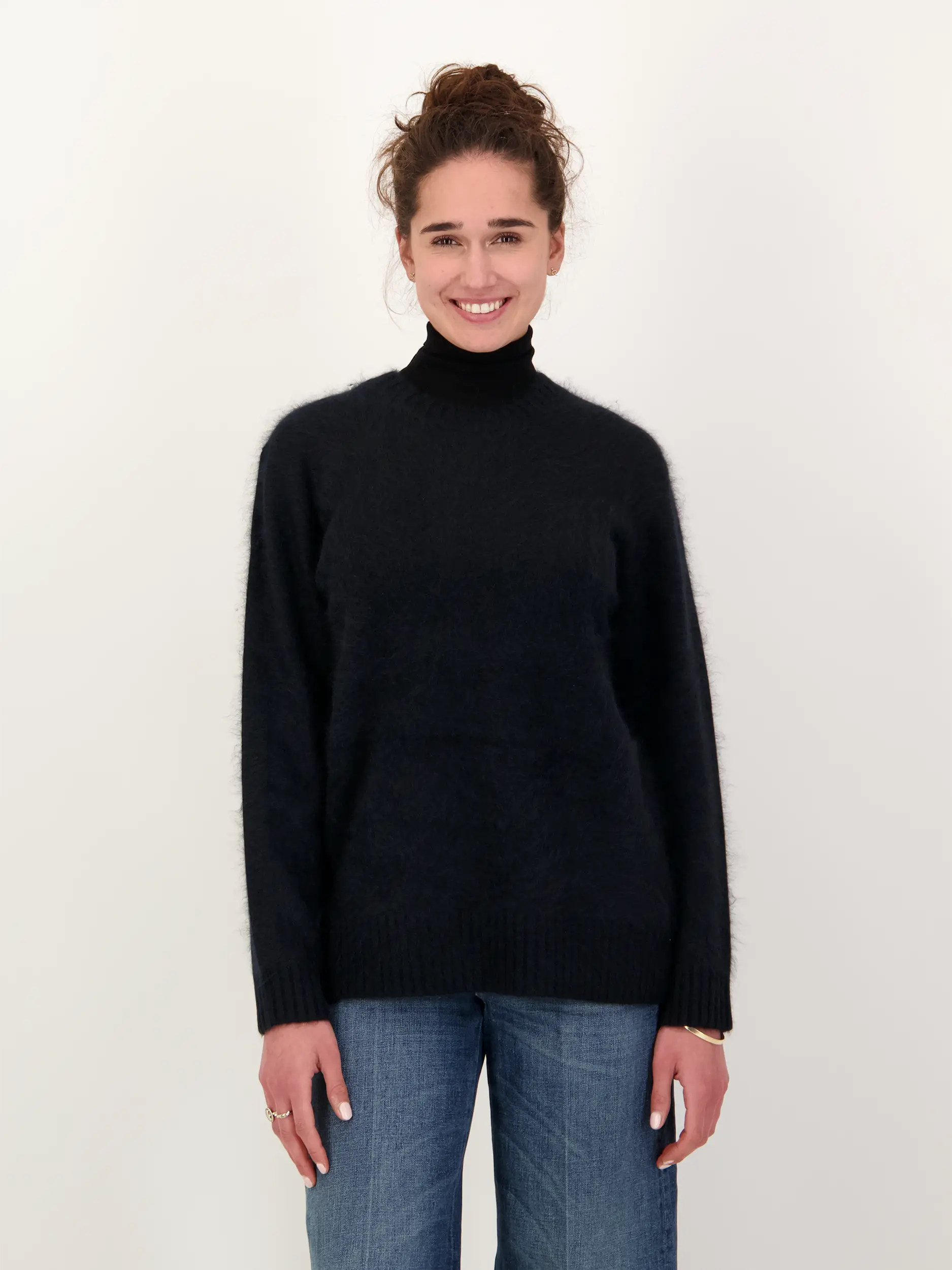 Pullover 'Fluffy Statements' aus Wolle langarm - Artikel Vorderseite getragen von einem Modell - Farbe: Schwarz