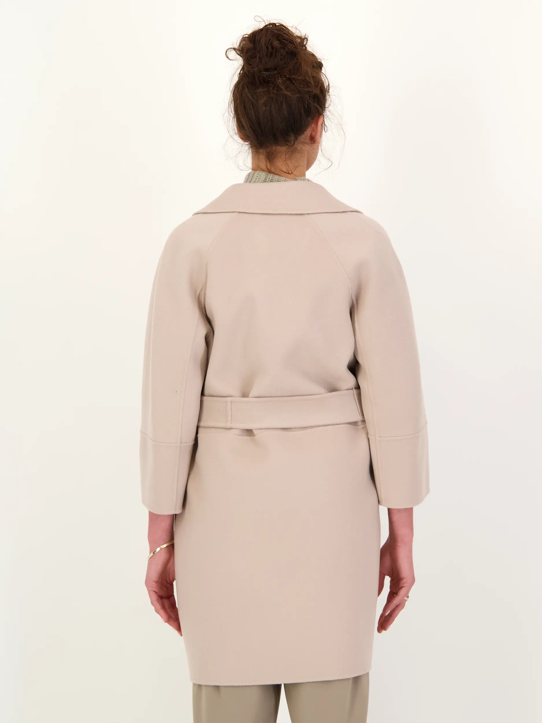 Kurzmantel 'Arona' - Artikel Rückseite getragen von einem Modell - Farbe: Beige