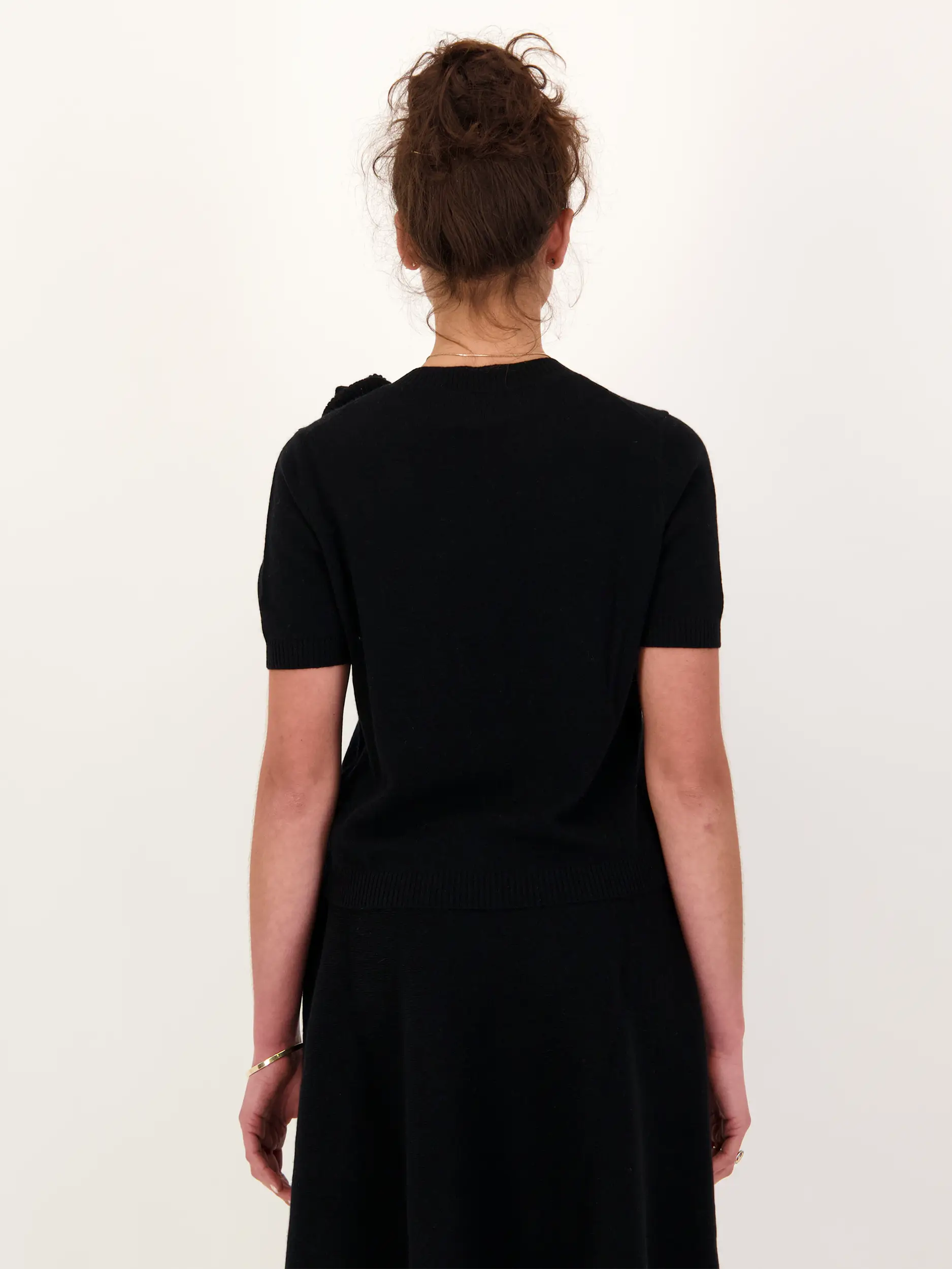 Pullover aus Wolle mit Blumenstickerei kurzarm - Artikel Rückseite getragen von einem Modell - Farbe: Schwarz