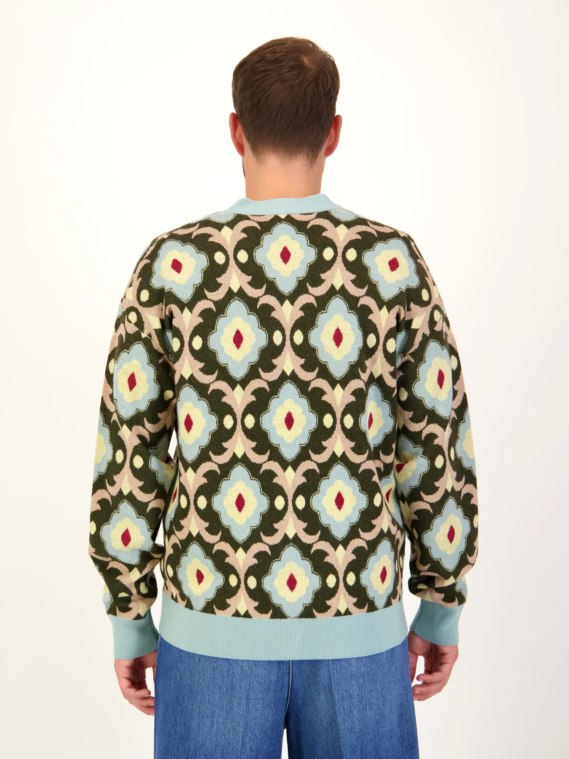 Strickjacke aus Merinowolle - Artikel Rückseite getragen von einem Modell - Farbe: Grün