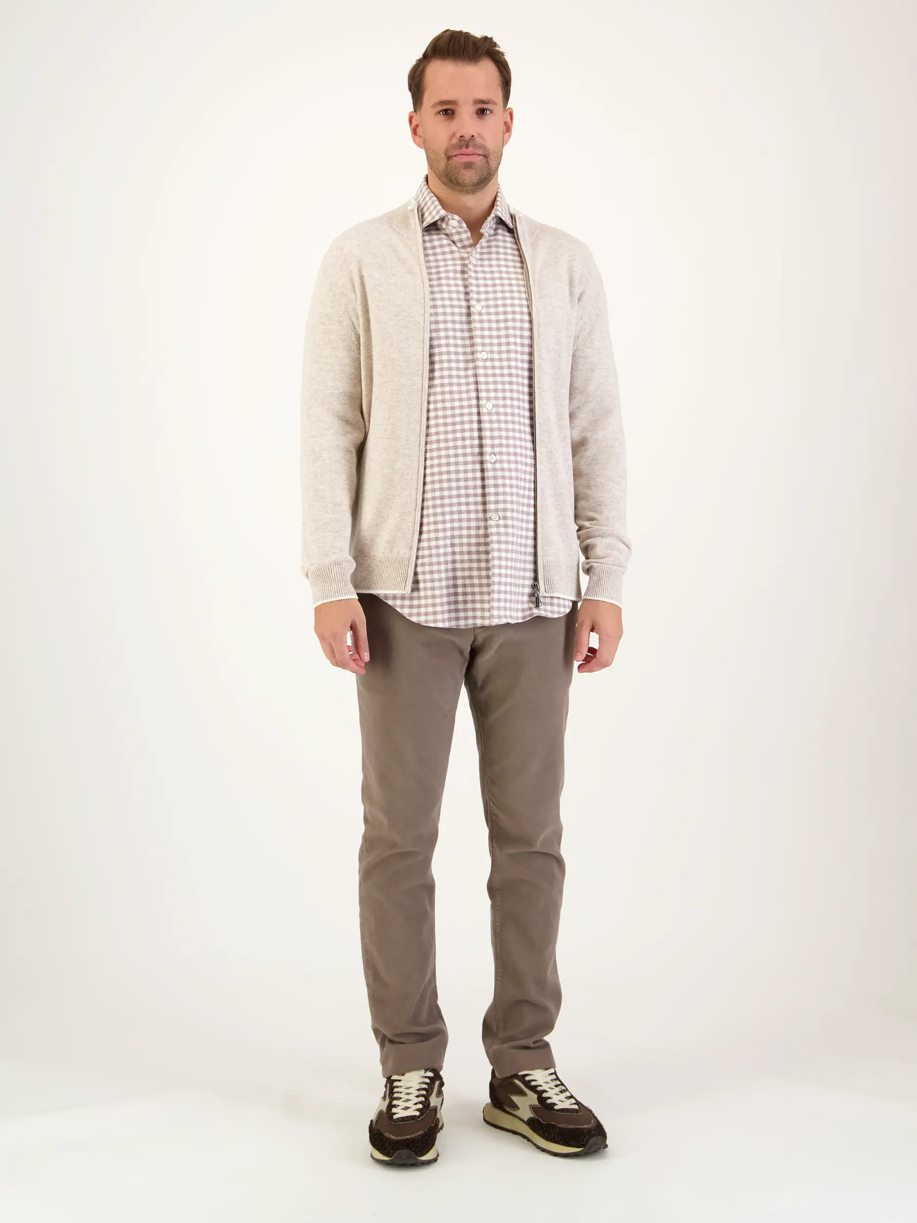 Kariertes Flanellhemd mit Kentkragen langarm - Artikel Teil eines Outfits getragen von einem Modell - Farbe: Braun