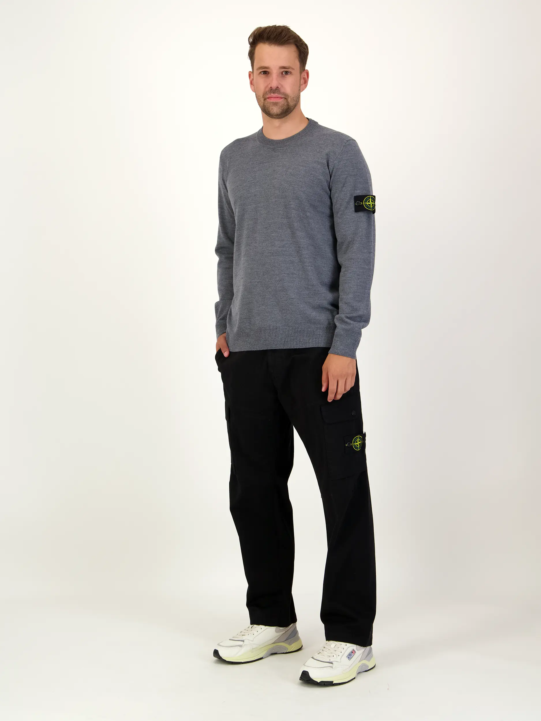 Pullover aus Schurwolle langarm - Artikel Teil eines Outfits getragen von einem Modell