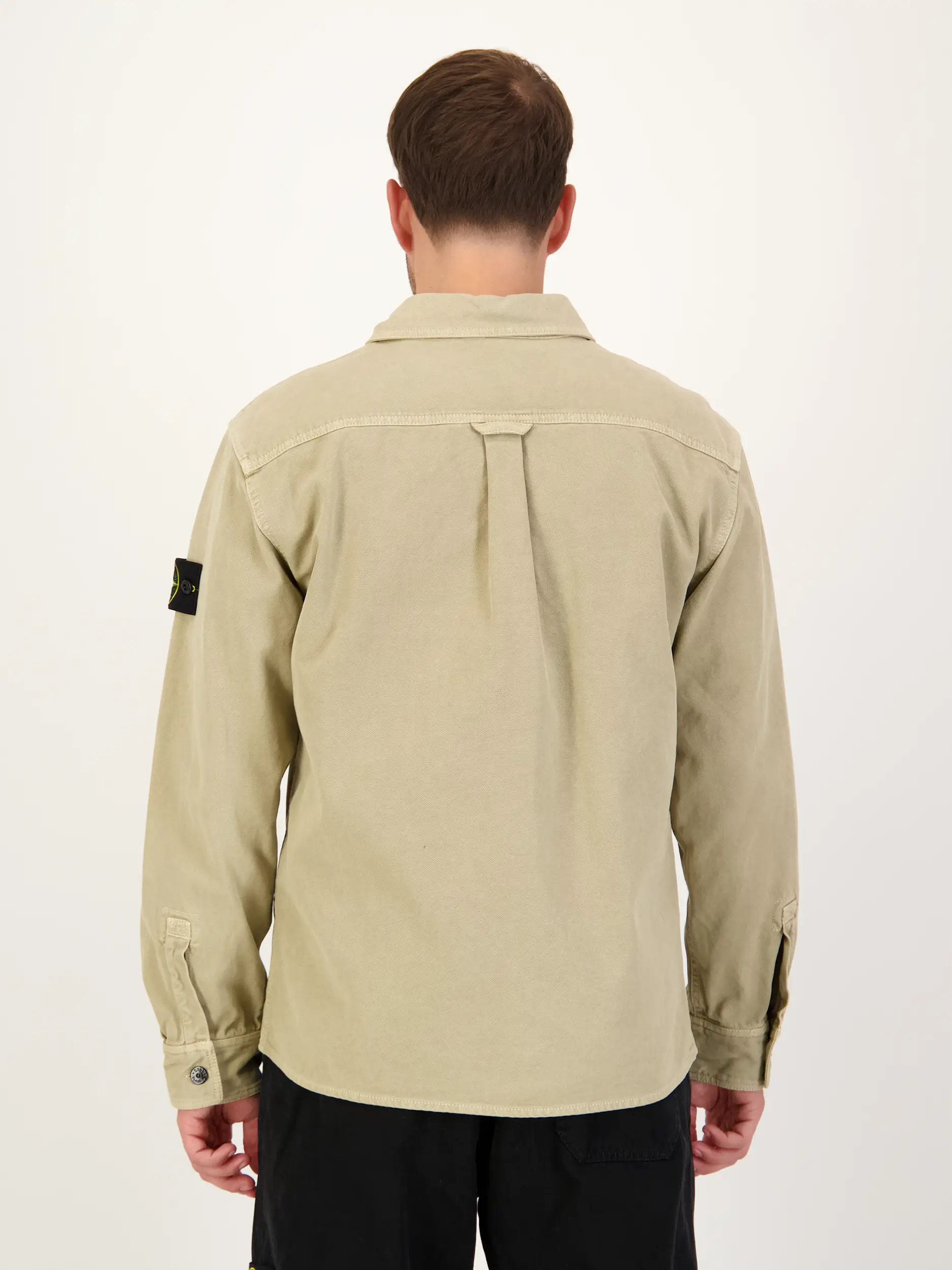 Overshirt - Artikel Rückseite getragen von einem Modell - Farbe: Braun