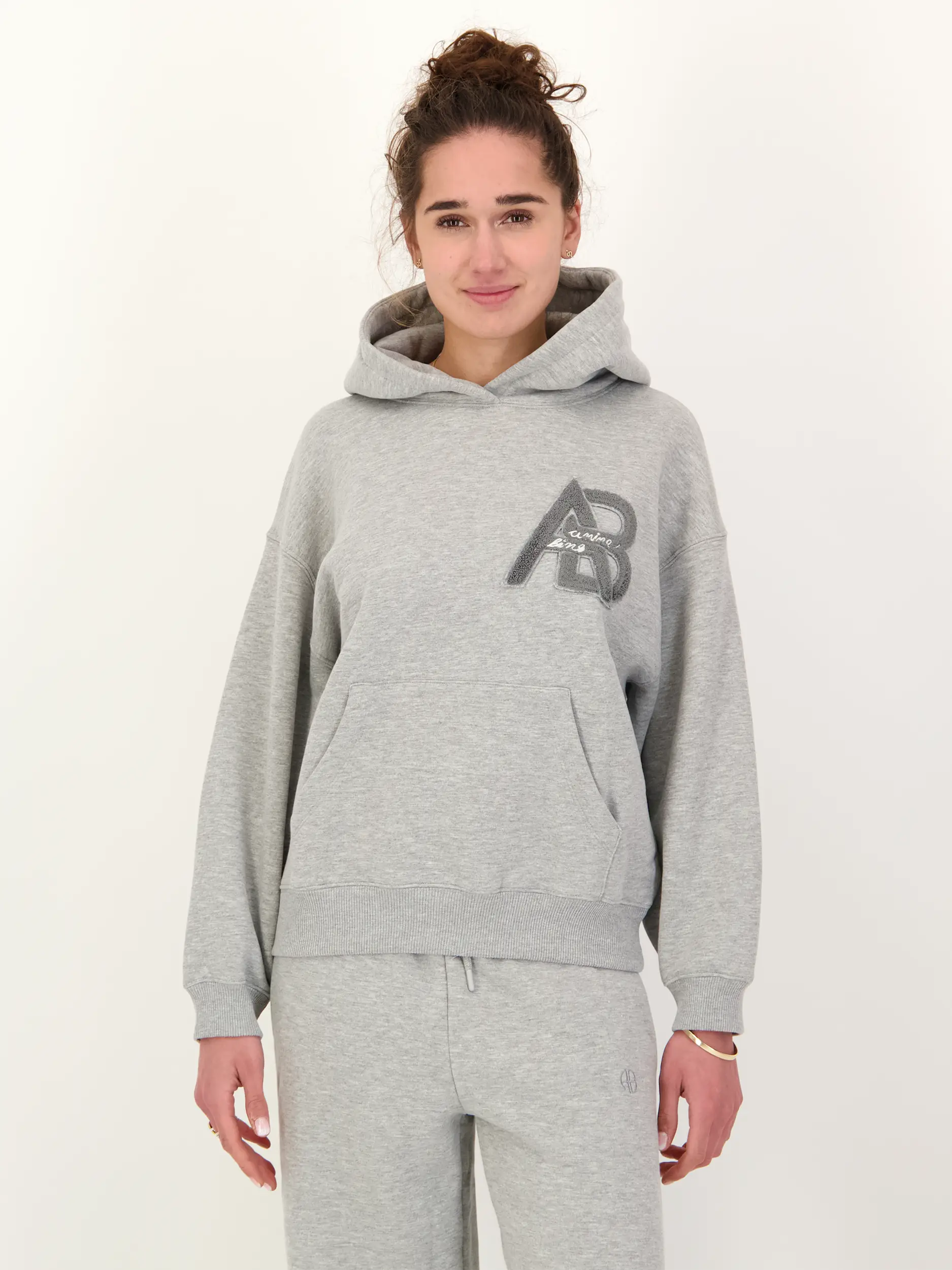 Sweatshirt 'Jaci' - Artikel Vorderseite getragen von einem Modell - Farbe: Grau