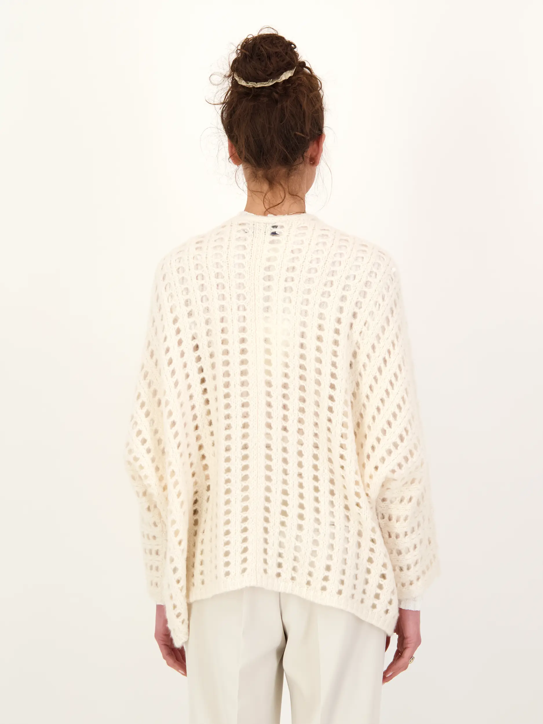 Strickjacke 'Asagao' aus Kaschmir Seide Mix - Artikel Rückseite getragen von einem Modell - Farbe: Creme