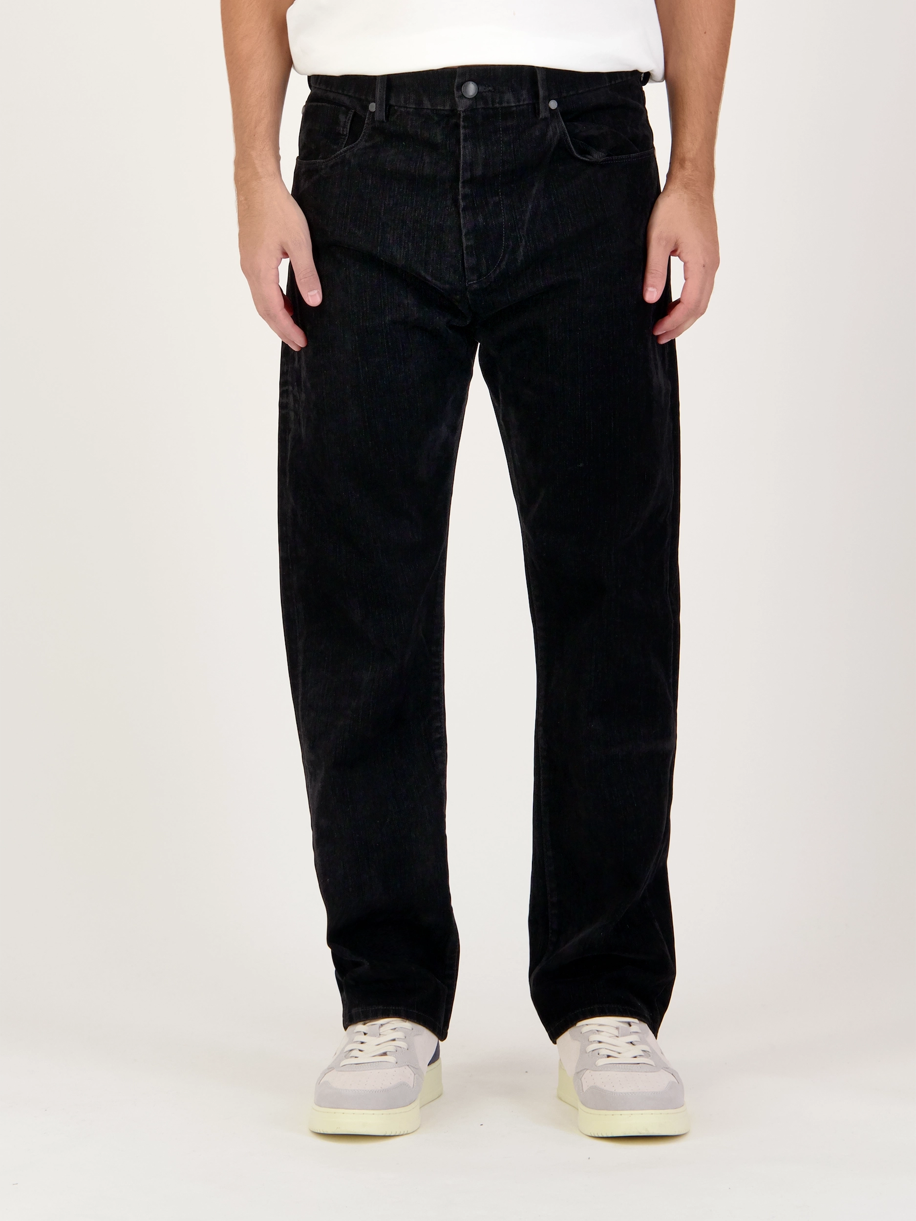 Mid Rise Straight Leg Jeans - Artikel Vorderseite getragen von einem Modell - Farbe: Schwarz