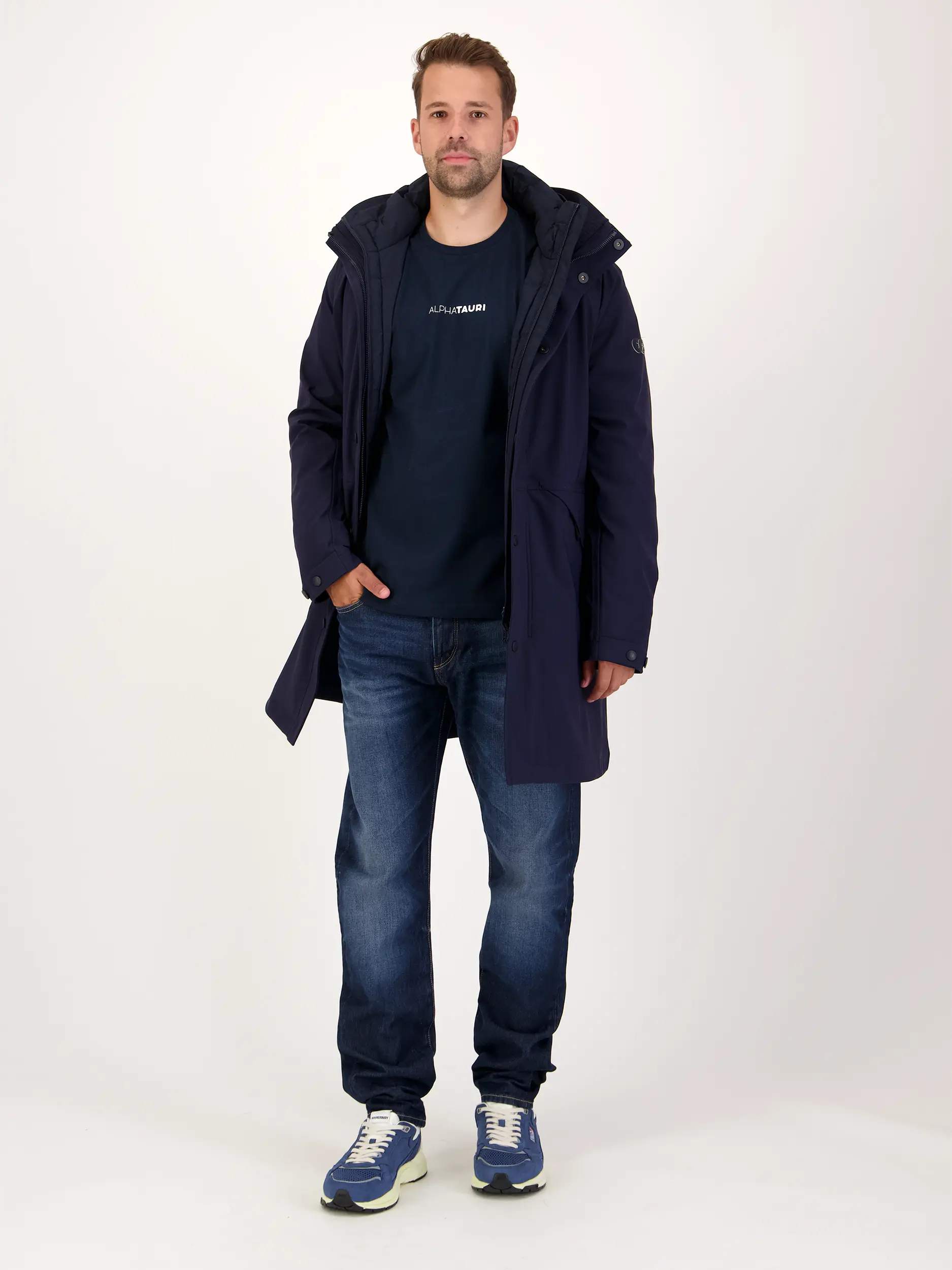 T-Shirt 'Jotto' - Artikel Teil eines Outfits getragen von einem Modell - Farbe: Blau